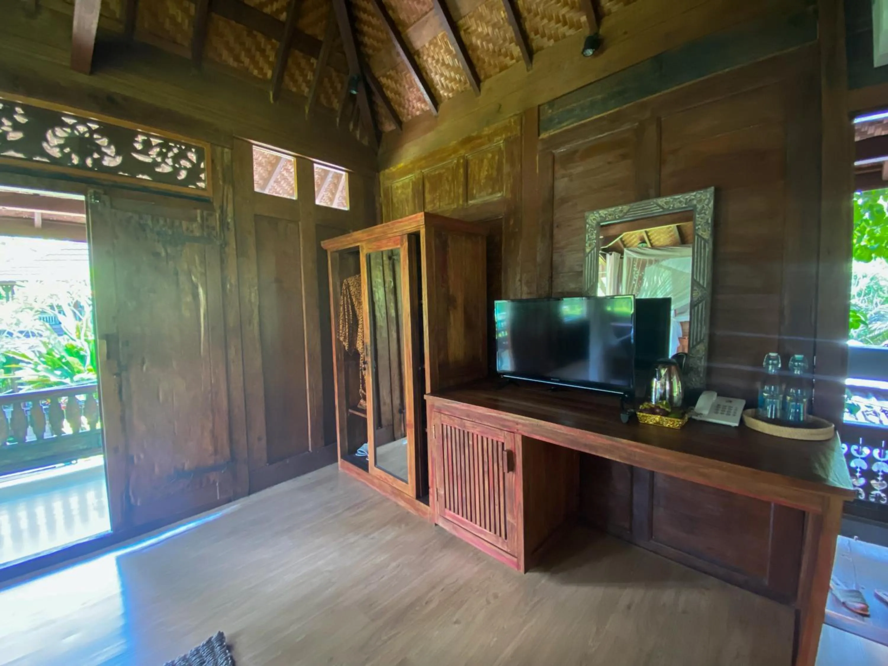 TV and multimedia in Gusde Tranquil Villas by EPS