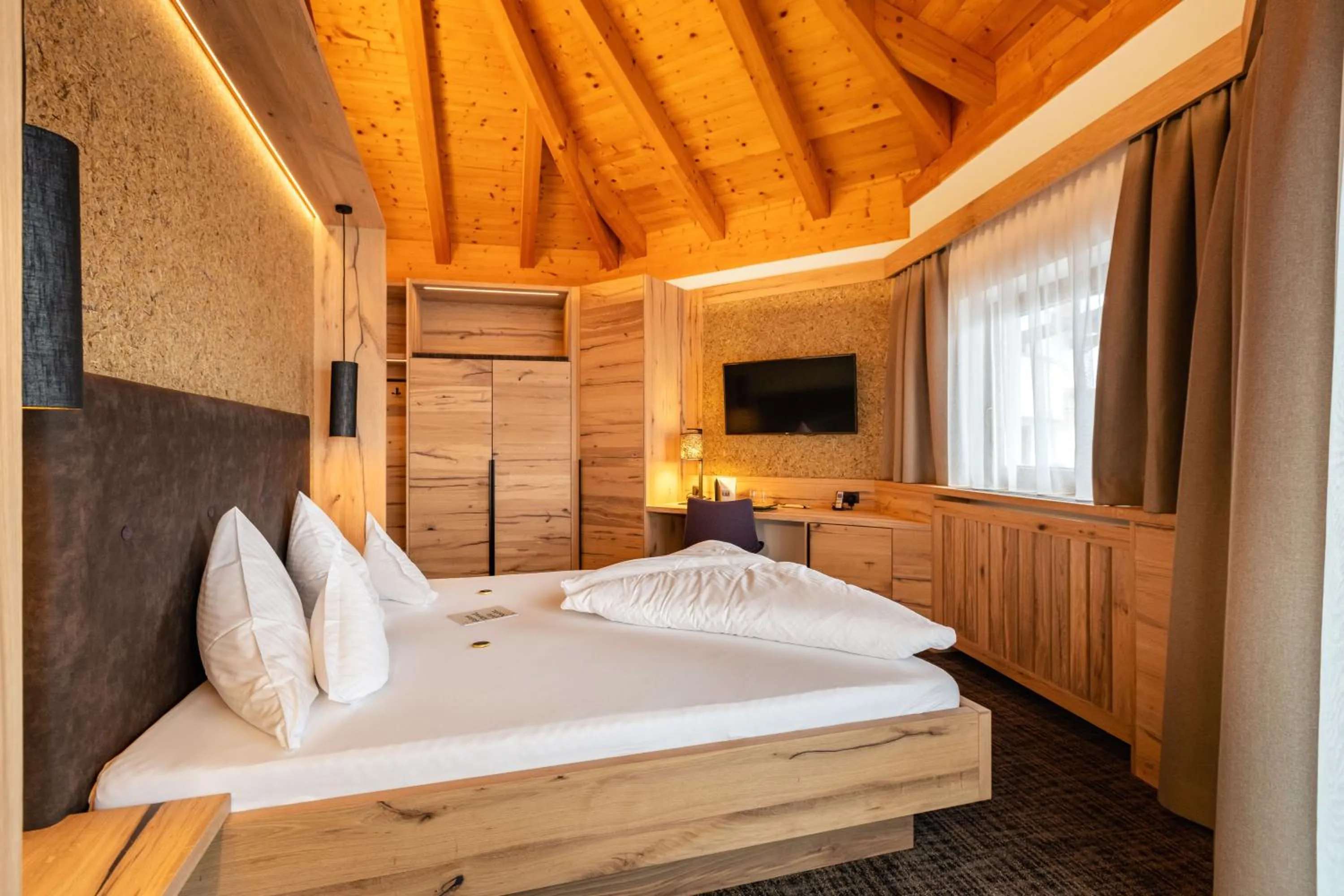 Photo of the whole room, Bed in Kräuterhotel Hochzillertal