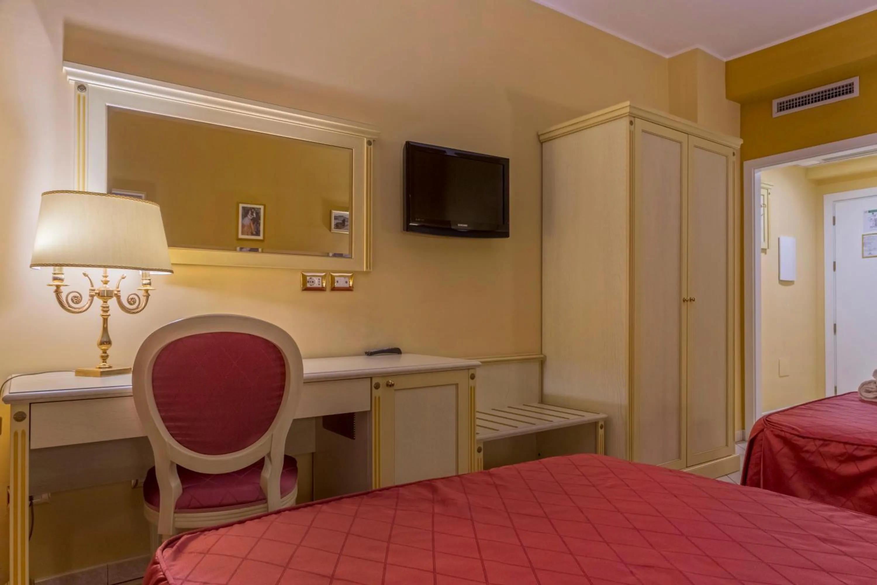 TV and multimedia, Bed in Hotel San Michele