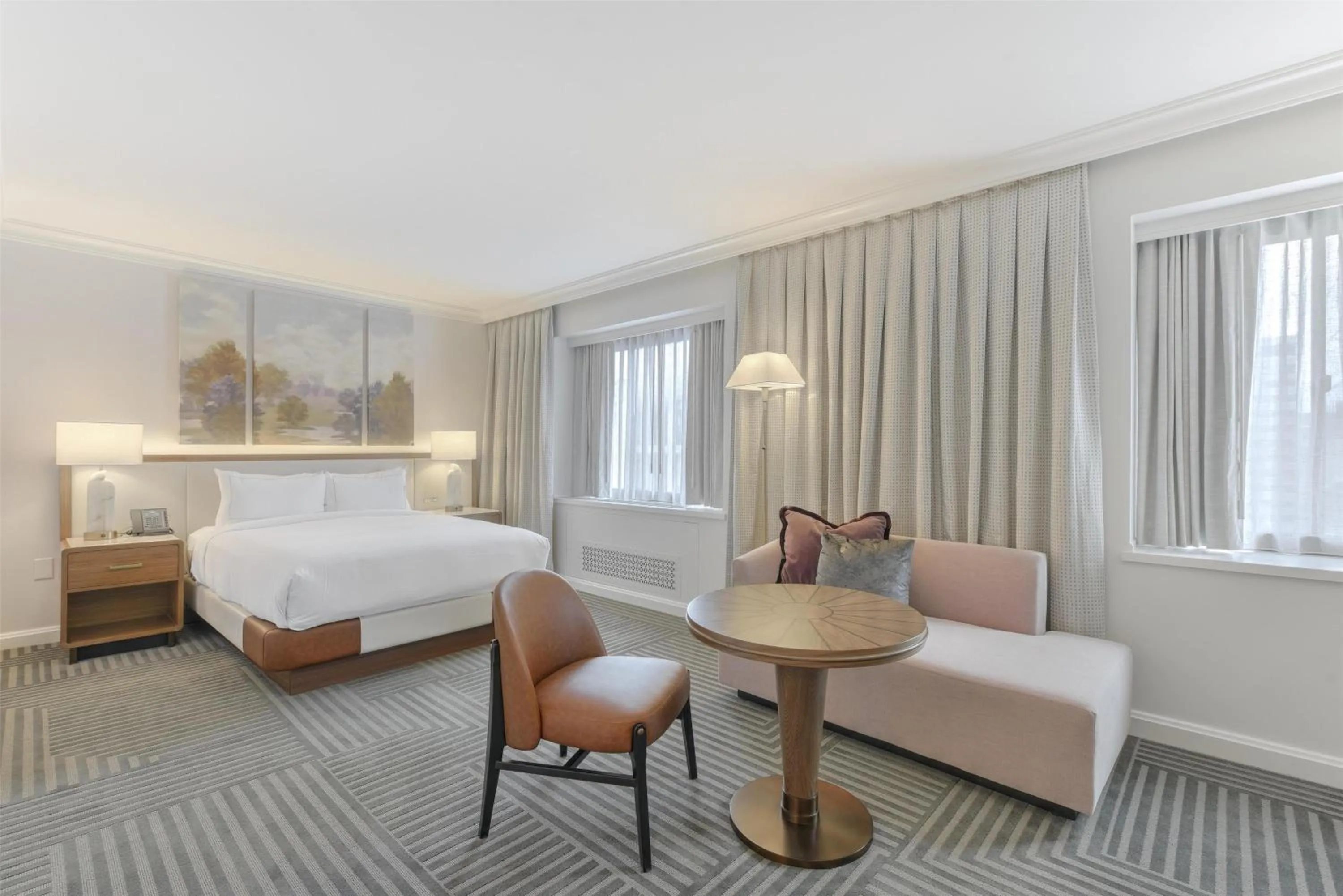 Living room, Bed in Capital Hilton