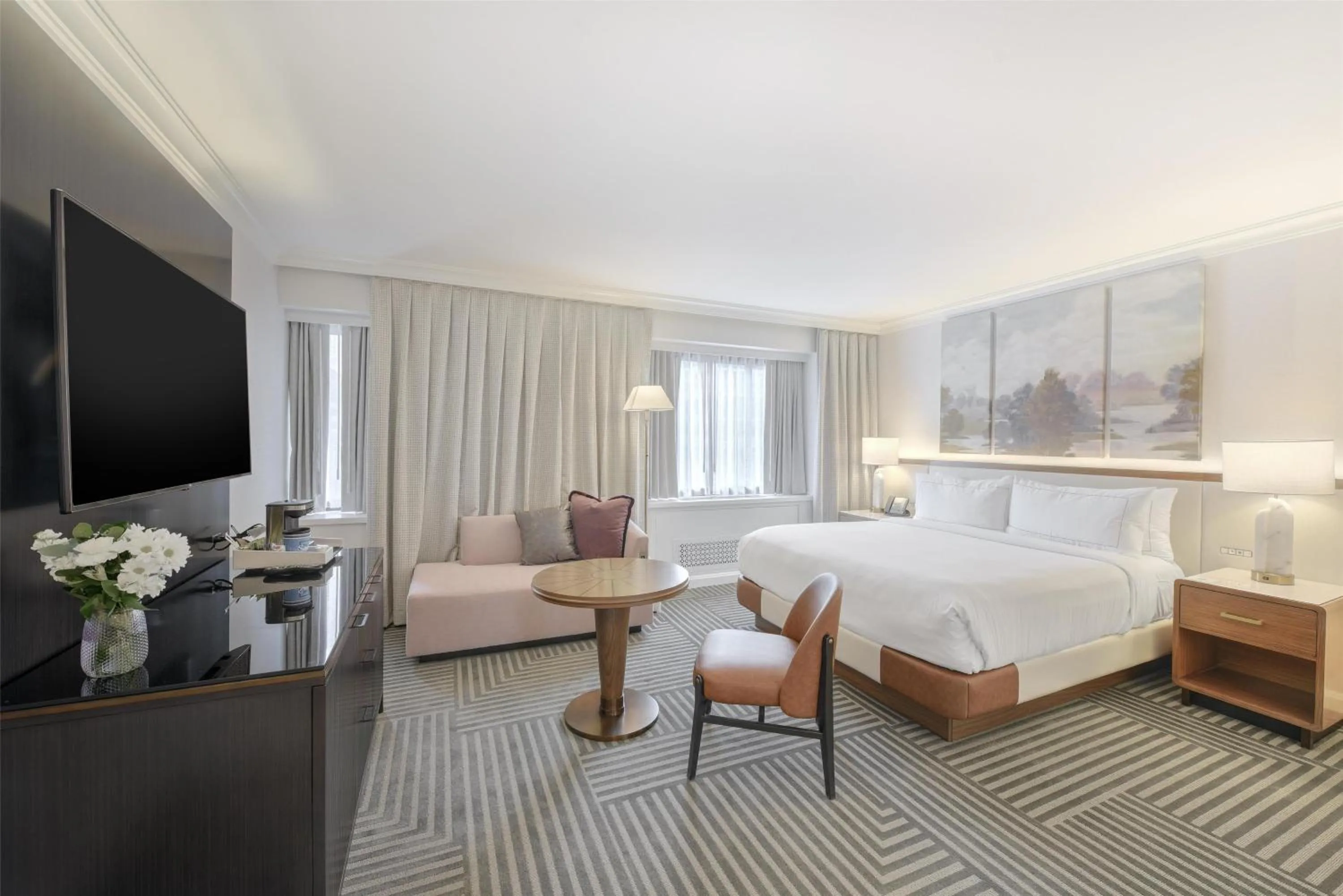 Living room, Bed in Capital Hilton