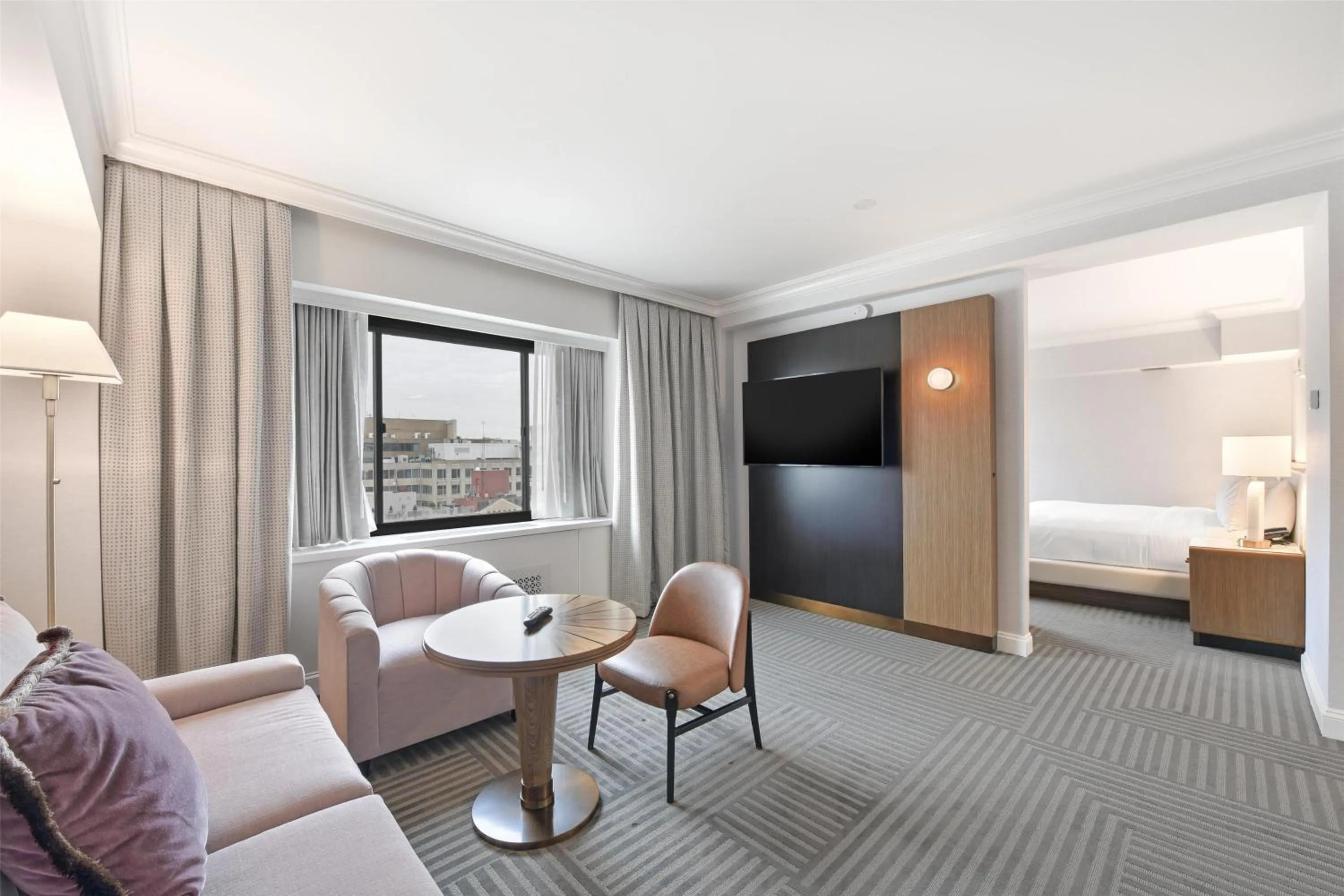 Living room, Bed in Capital Hilton