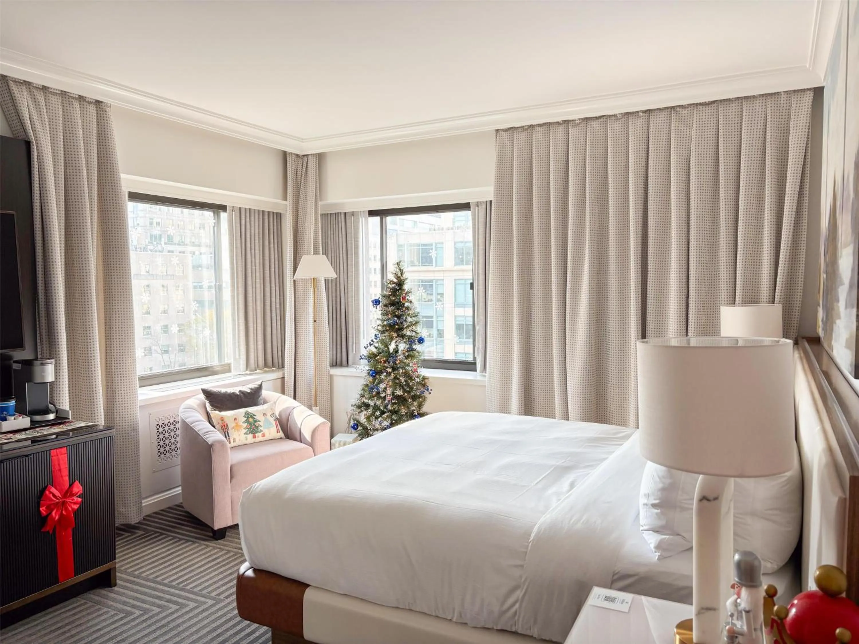 Living room, Bed in Capital Hilton