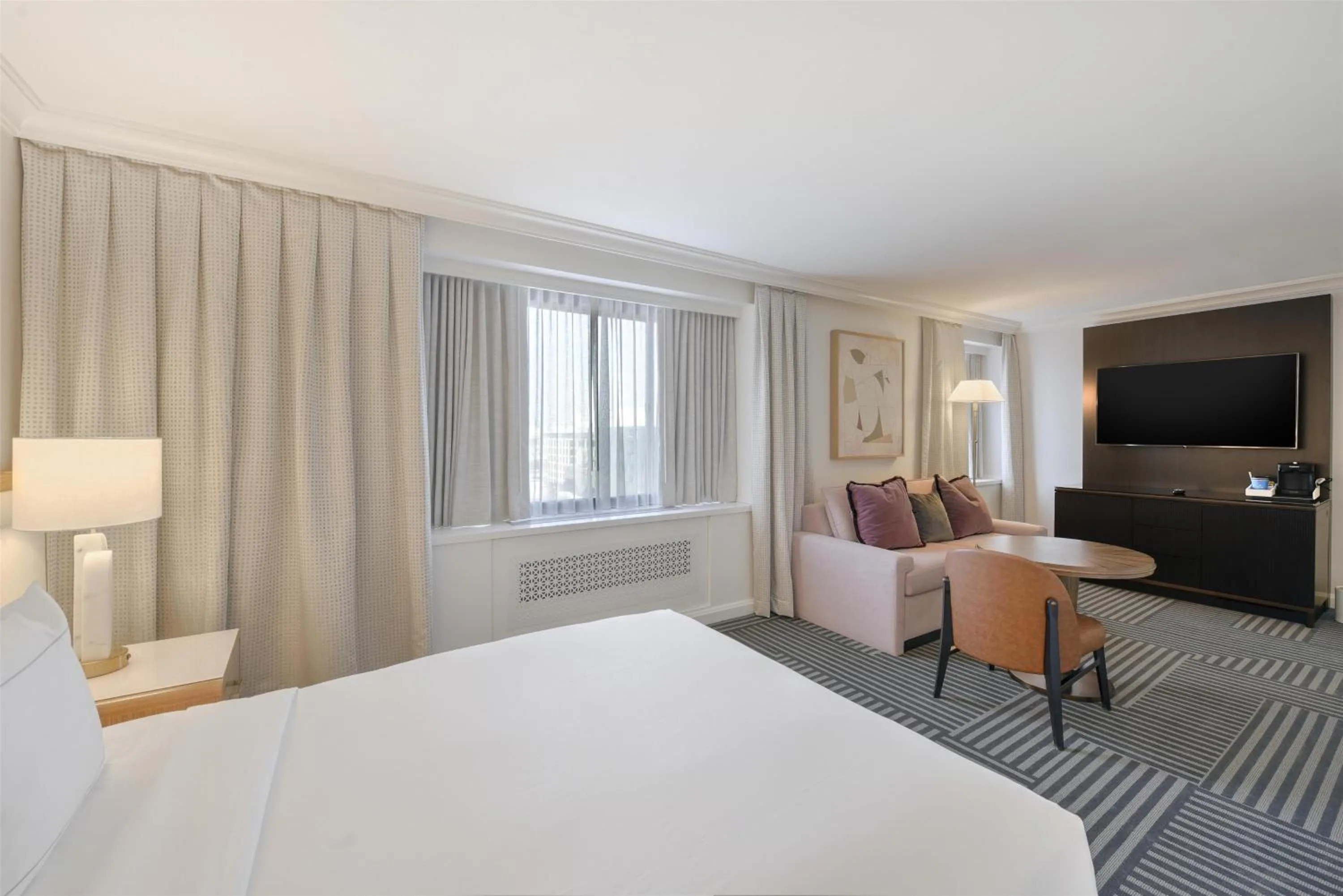 Living room, Bed in Capital Hilton