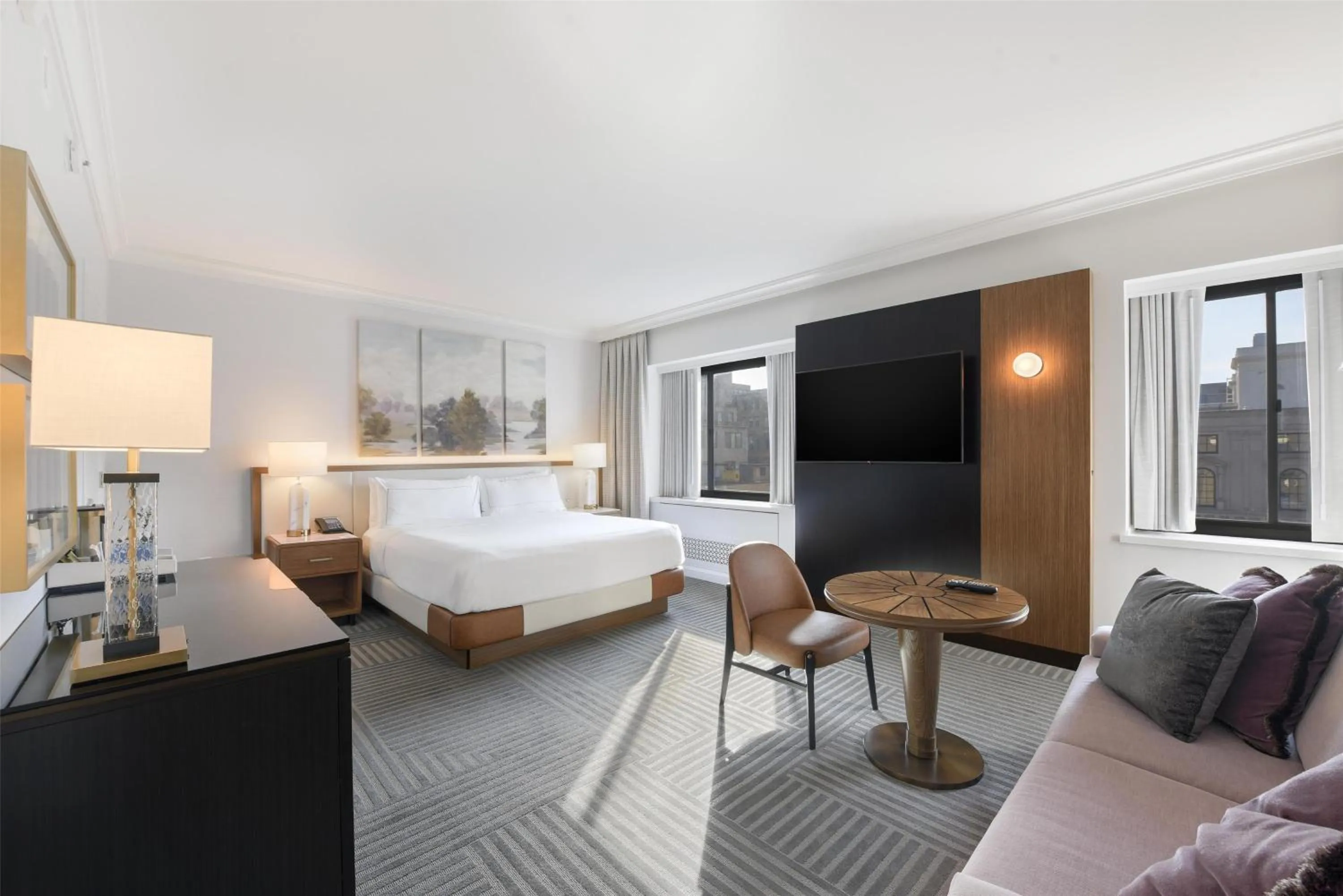 Living room, Bed in Capital Hilton