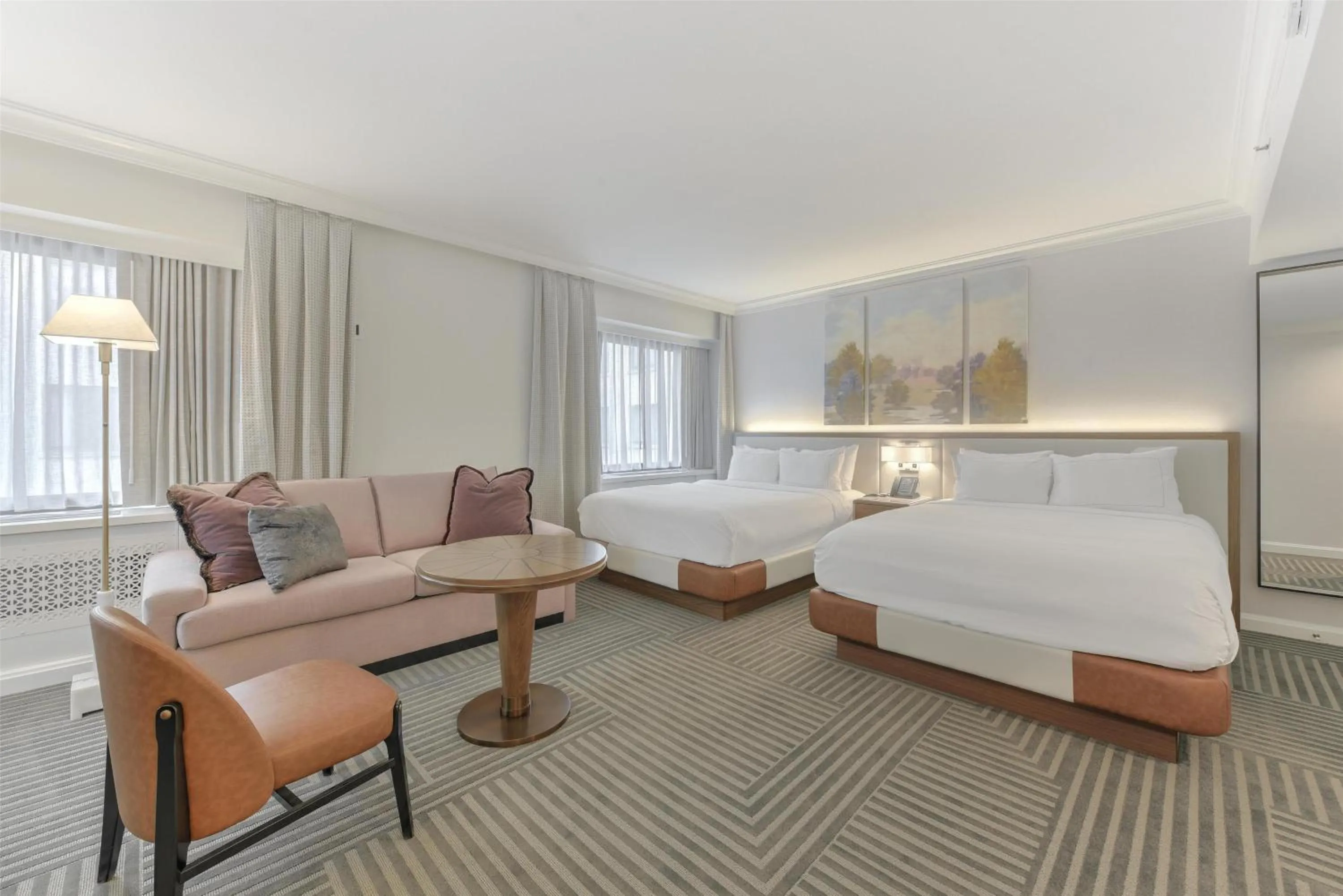 Living room, Bed in Capital Hilton