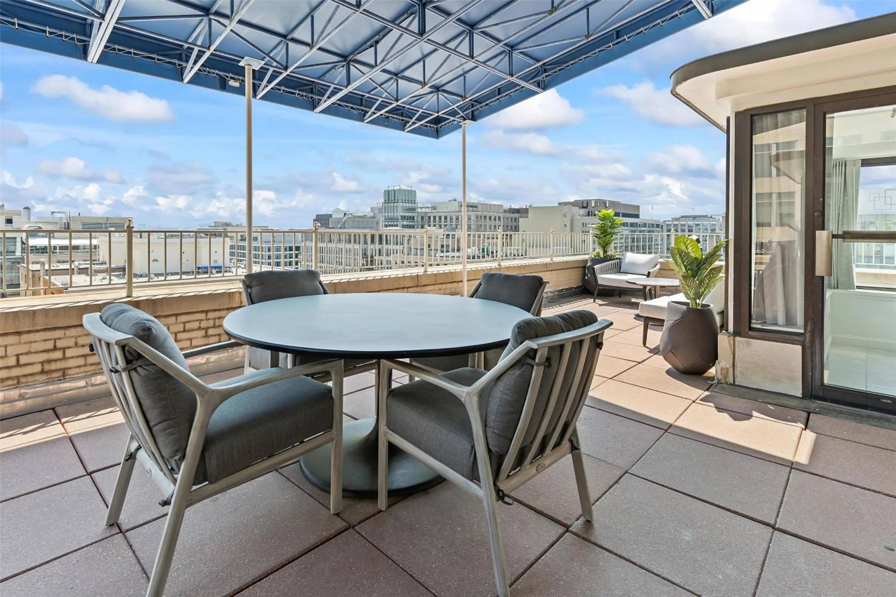 Living room in Capital Hilton