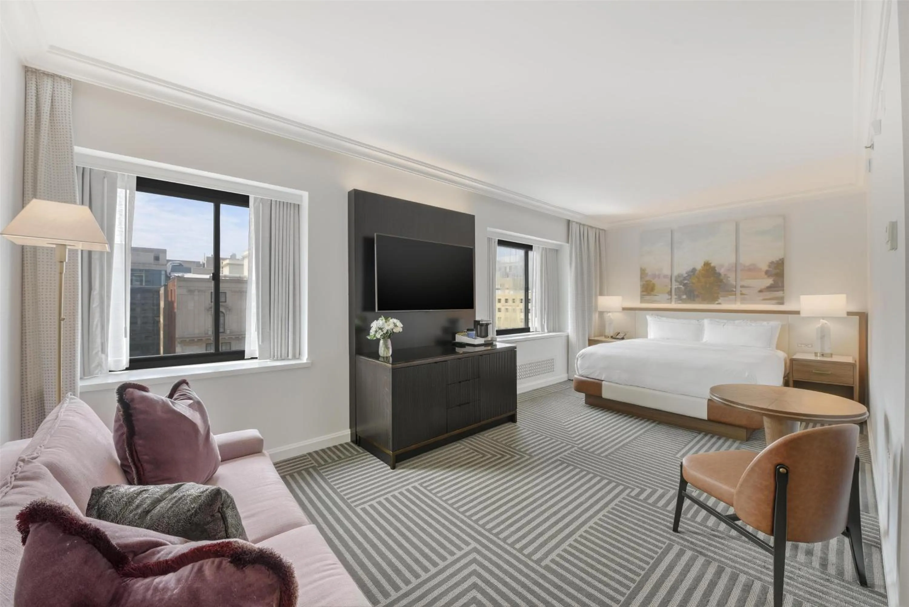 Living room, Bed in Capital Hilton