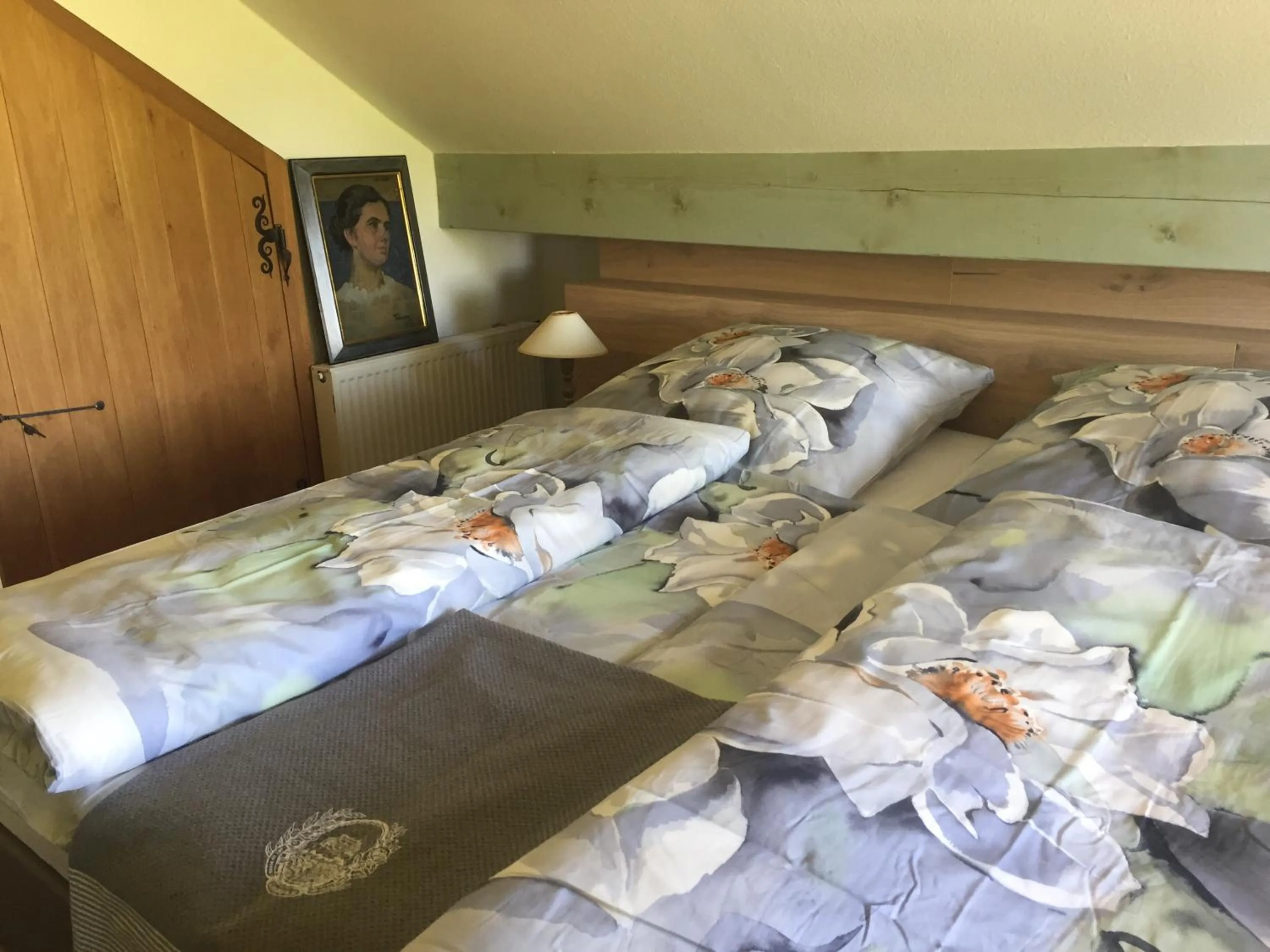 Photo of the whole room, Bed in fermette