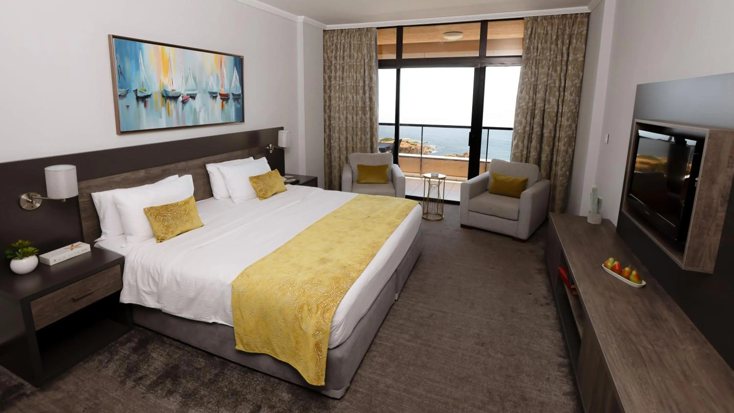 Communal lounge/ TV room, Bed in La Vida Suite