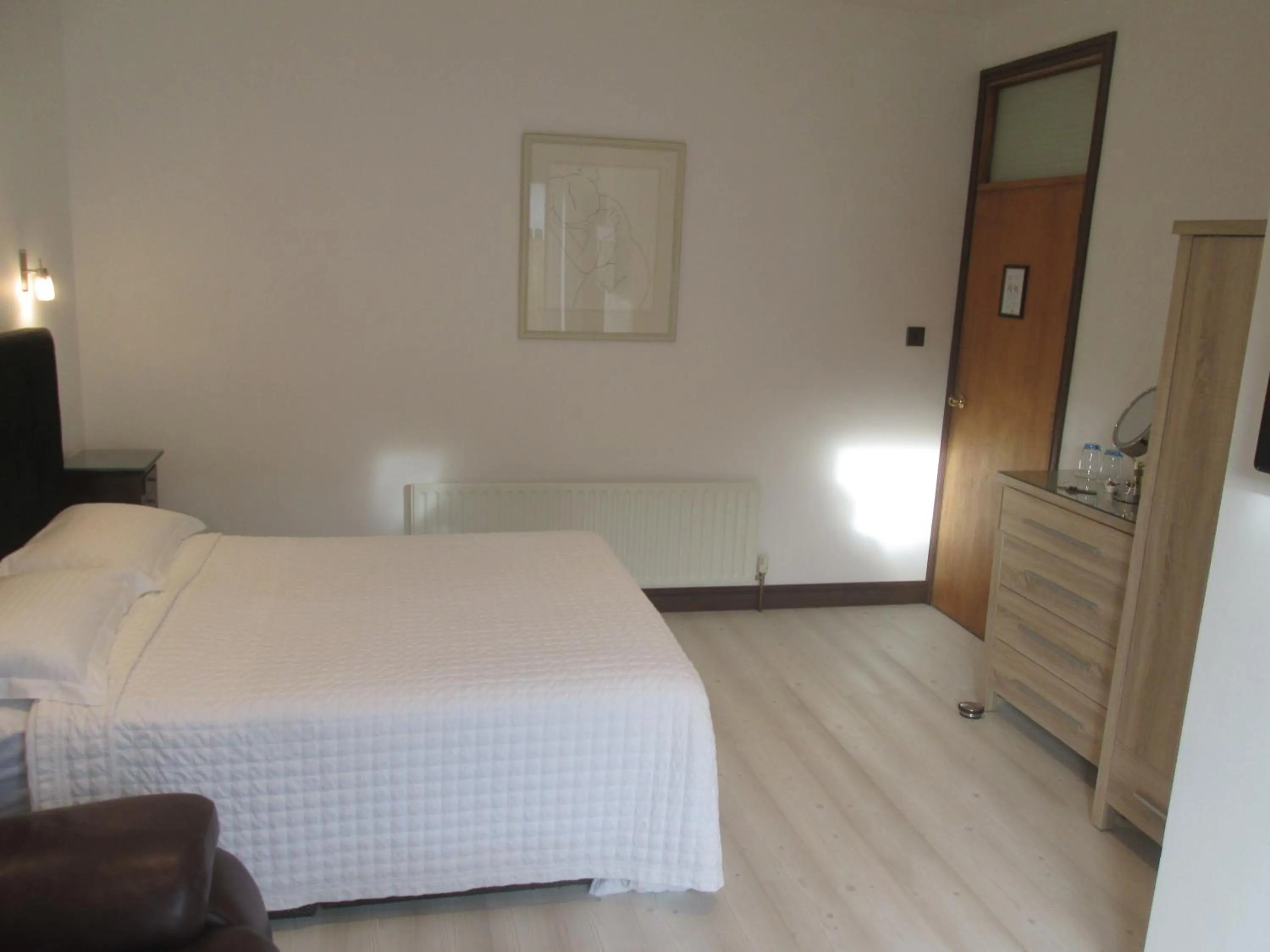 Photo of the whole room, Bed in Kilbree House B&B