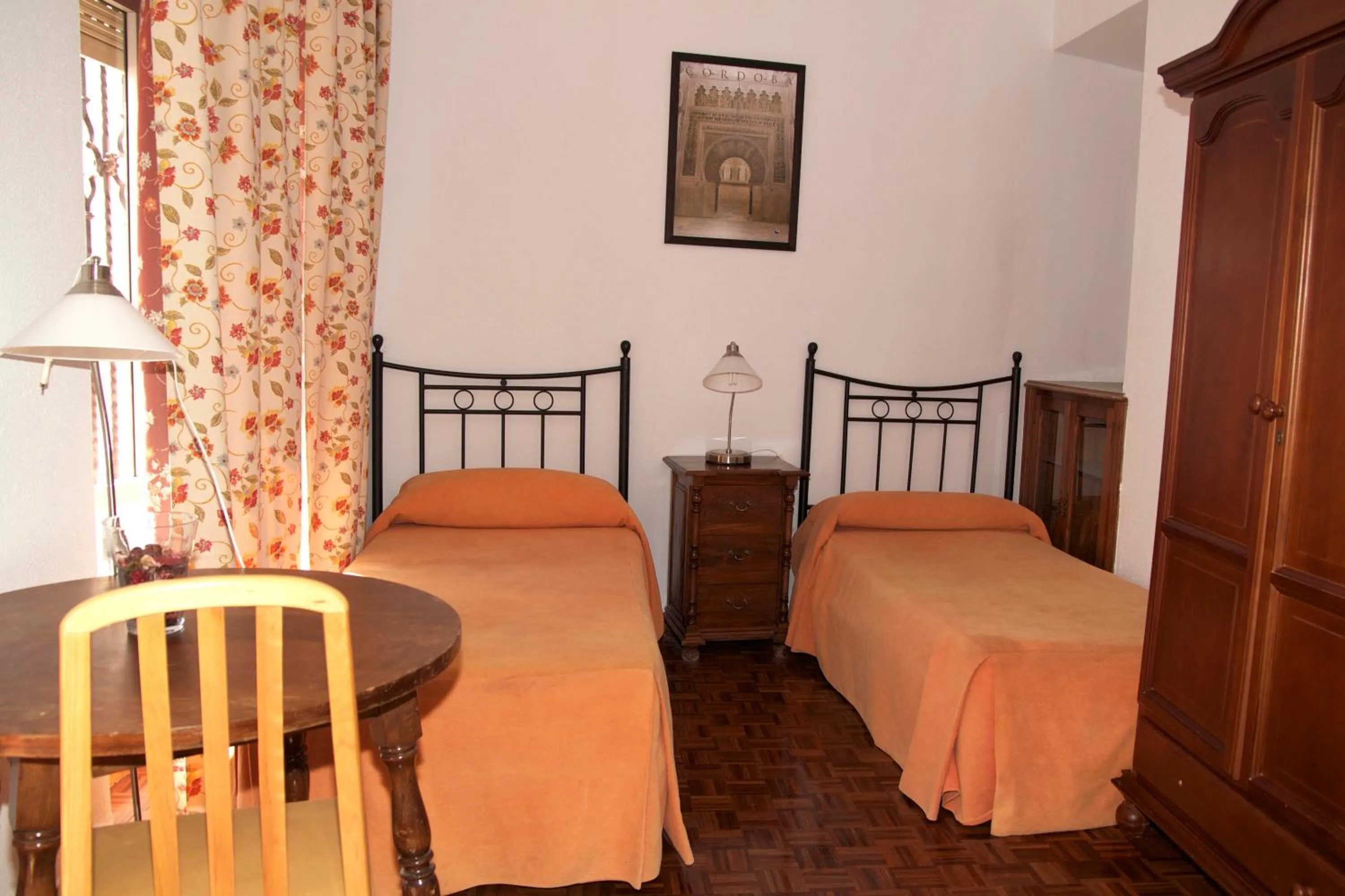 Photo of the whole room, Bed in Pension Catedral