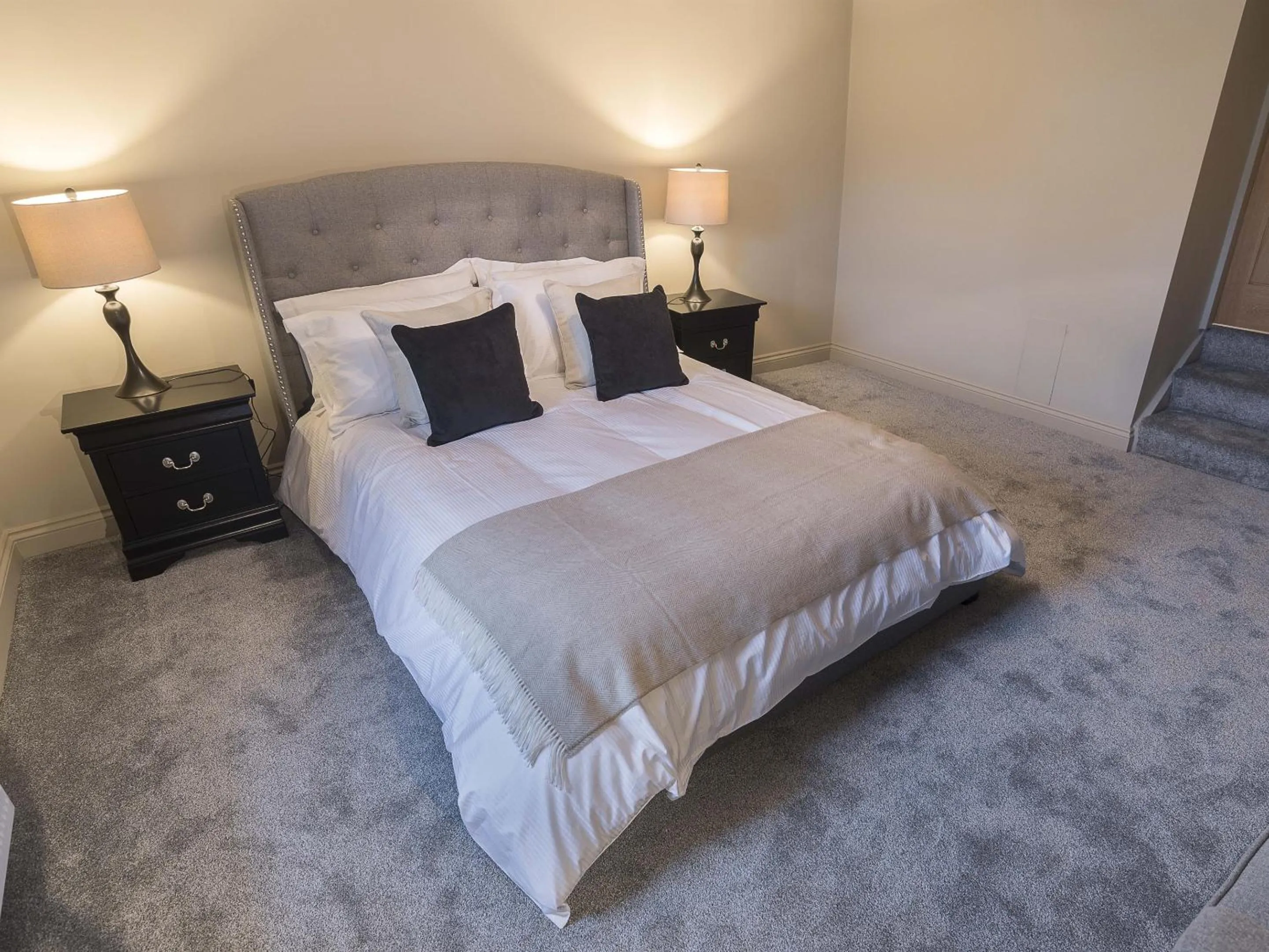 Bedroom, Bed in New Crown Inn