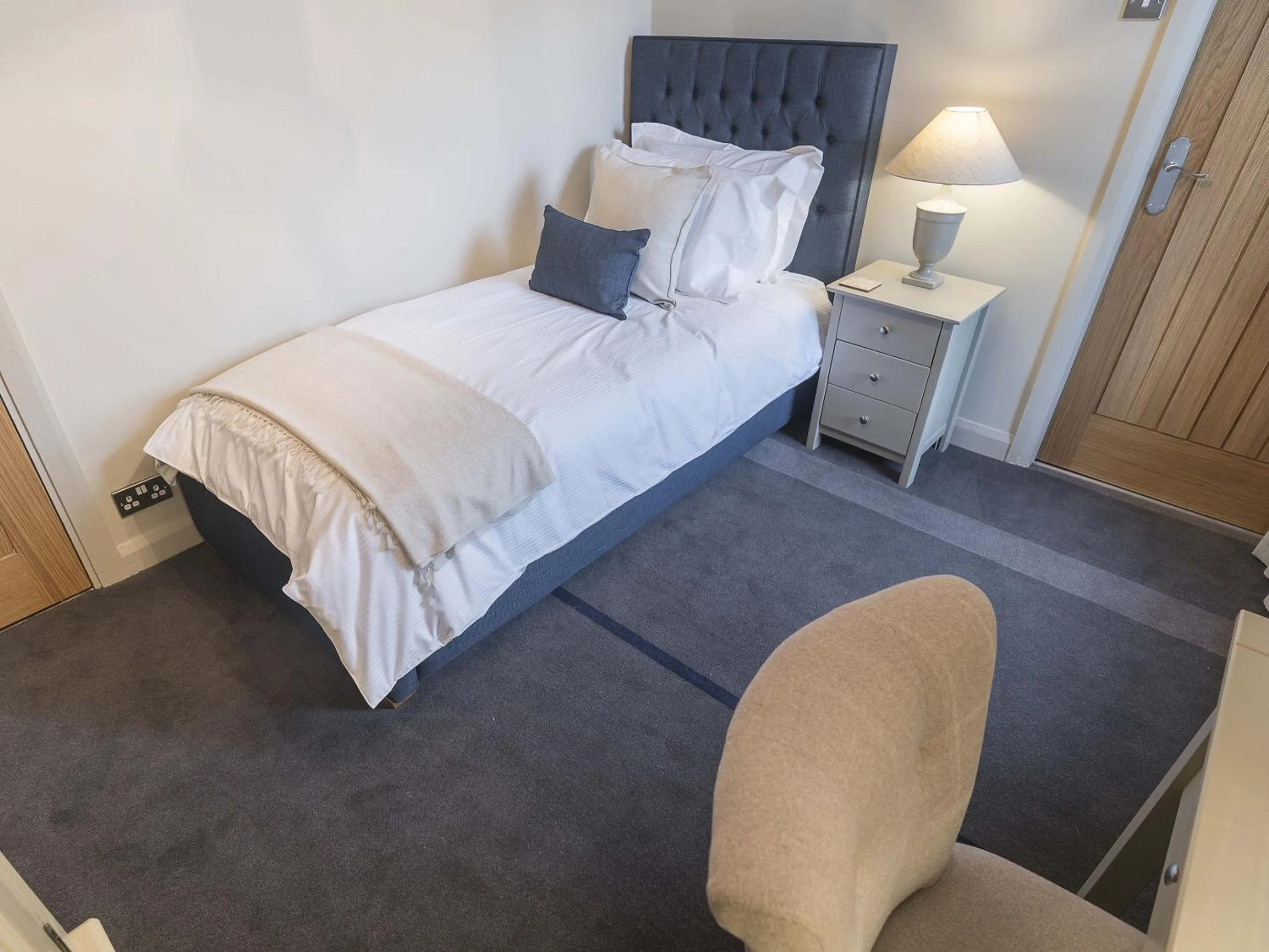 Bedroom, Bed in New Crown Inn