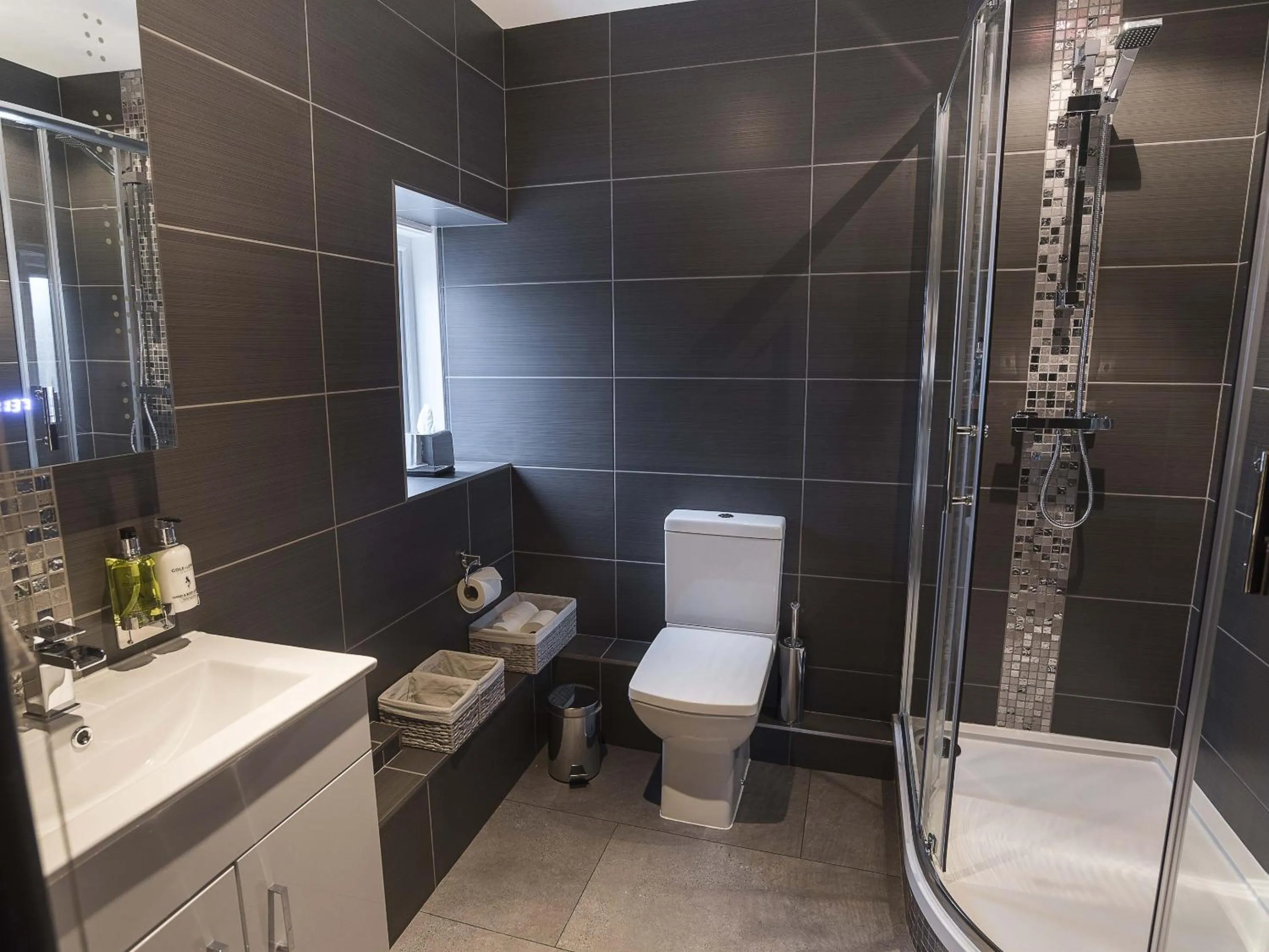 Bathroom in New Crown Inn