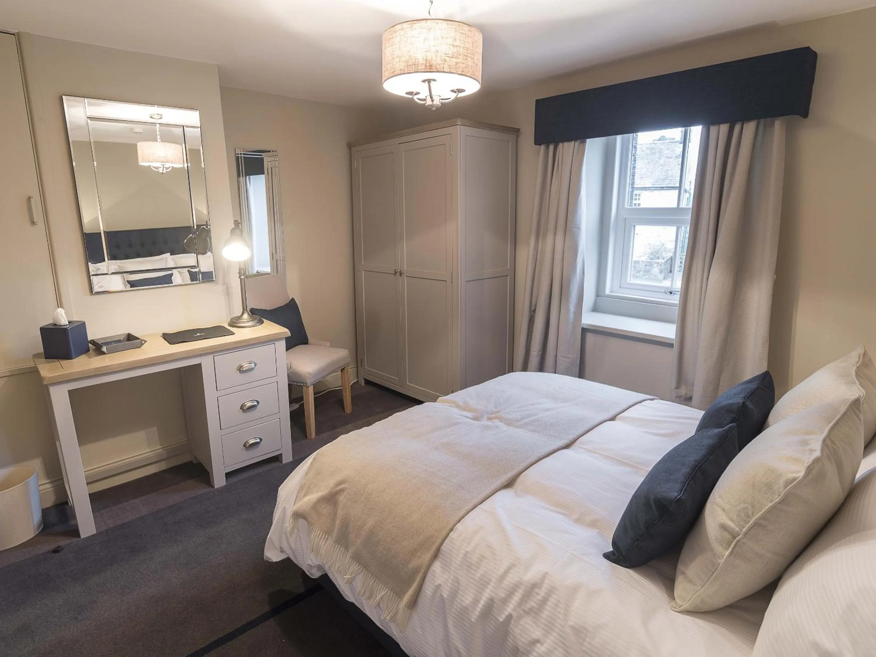 Bedroom, Bed in New Crown Inn