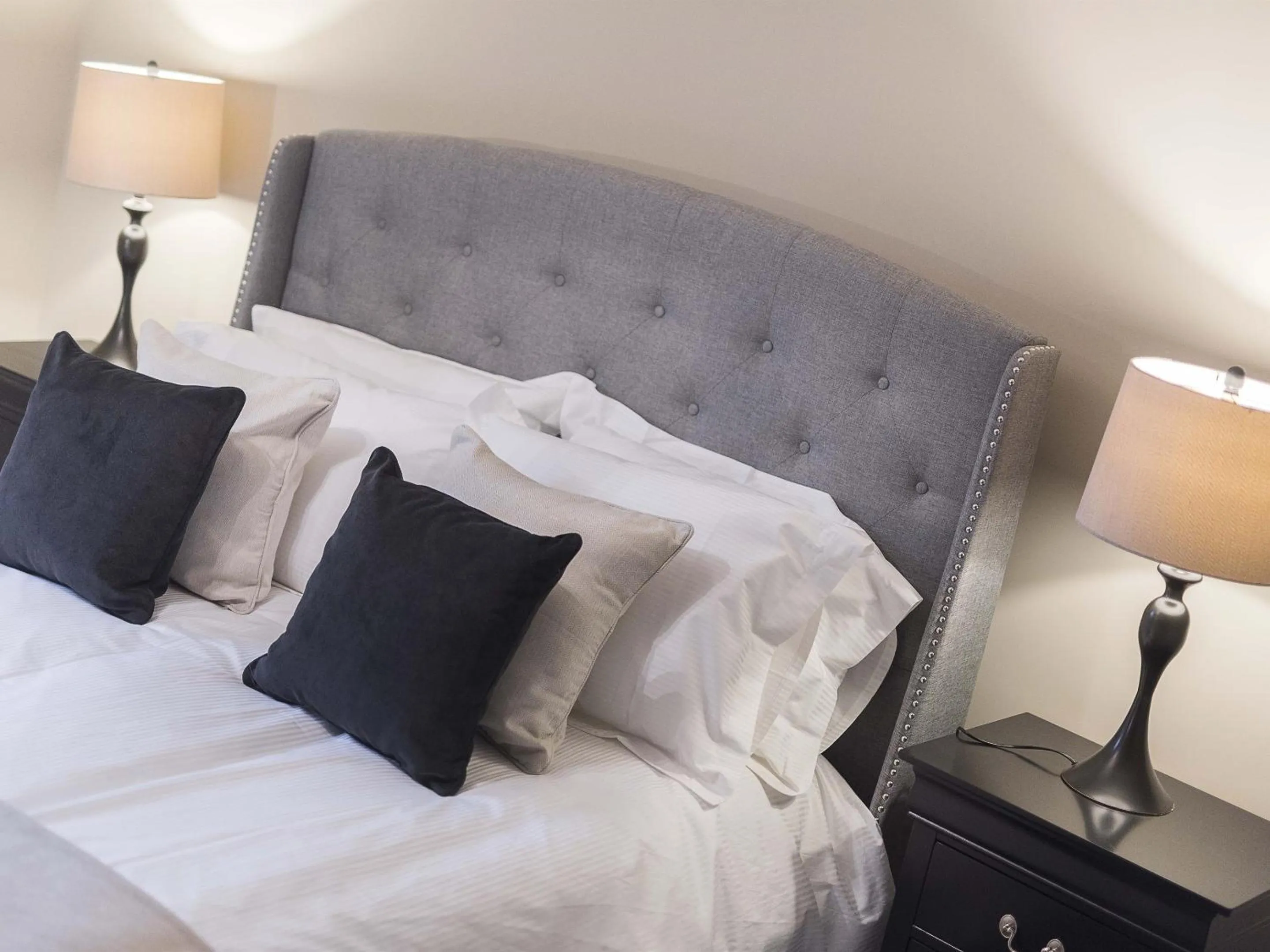 Bedroom, Bed in New Crown Inn