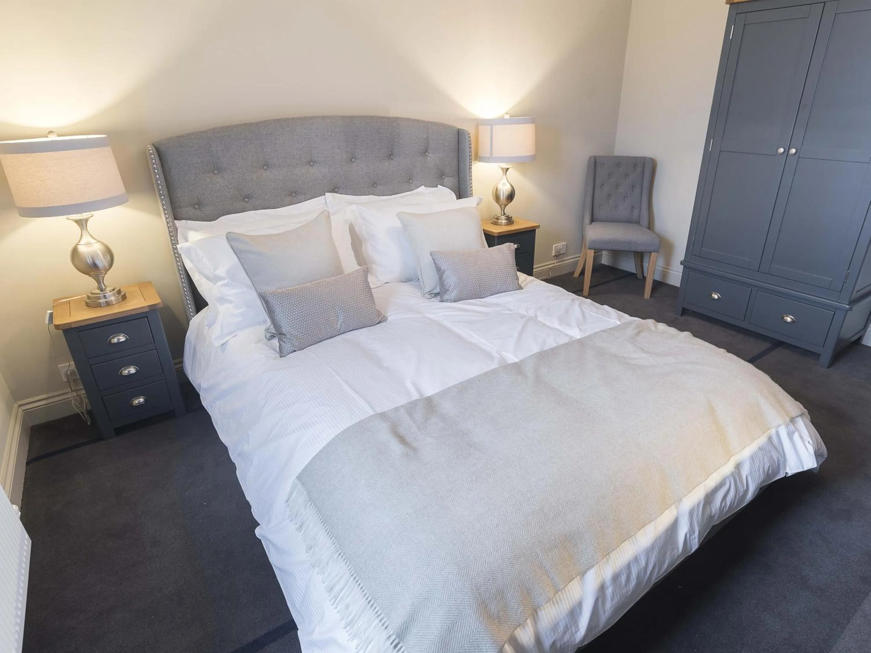 Bedroom, Bed in New Crown Inn