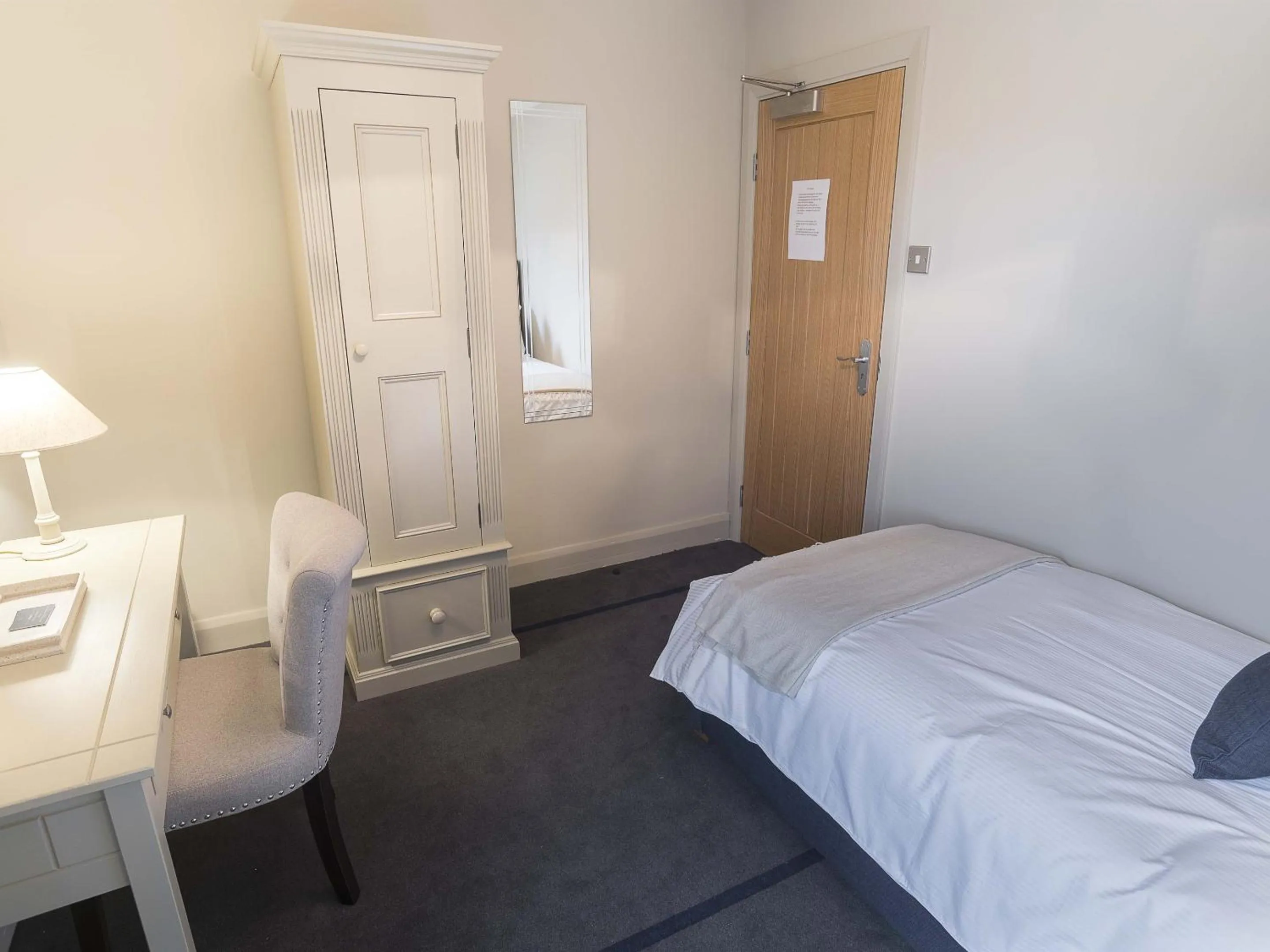 Bedroom, Bed in New Crown Inn