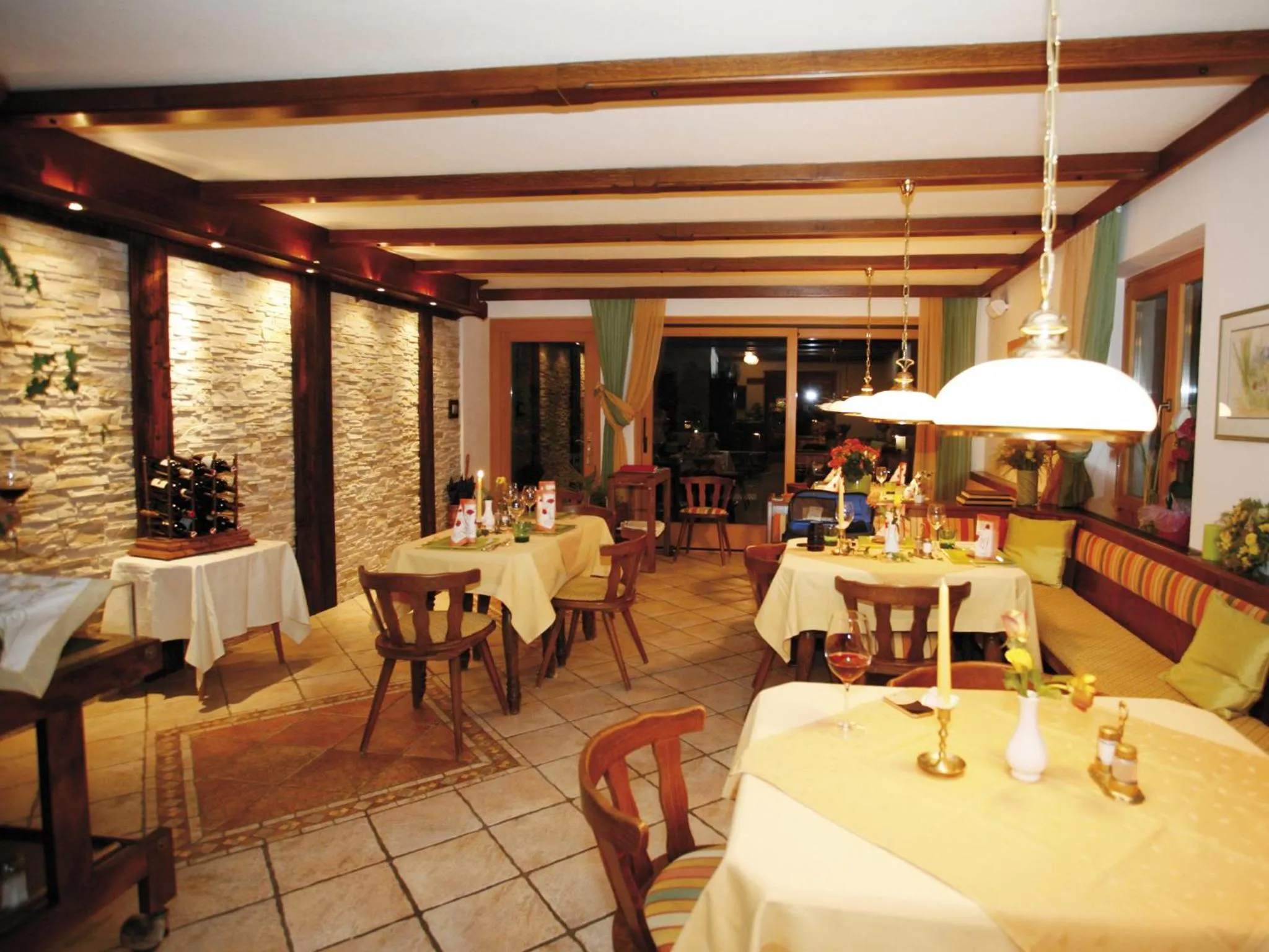 Restaurant/places to eat in Hotel Diana