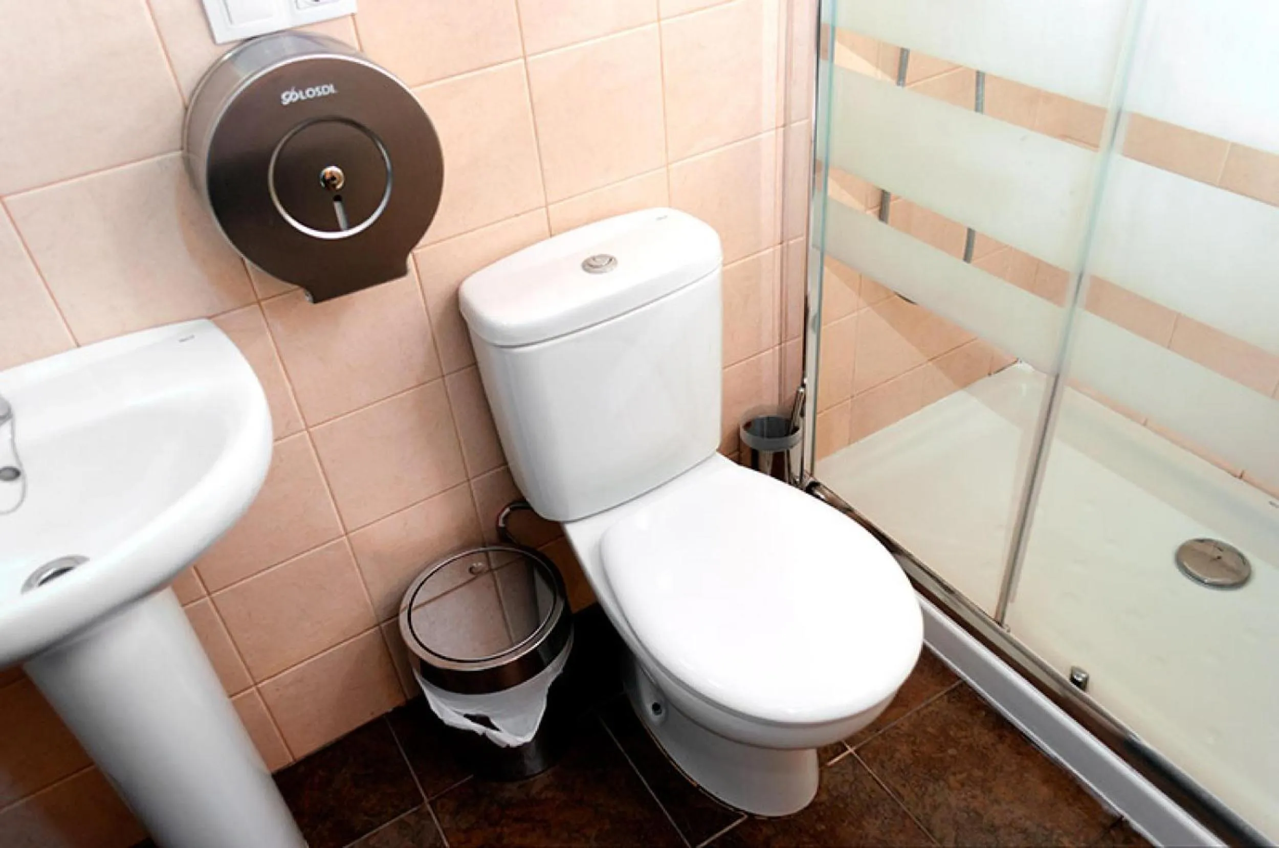 Shower in Pensión La Montoreña