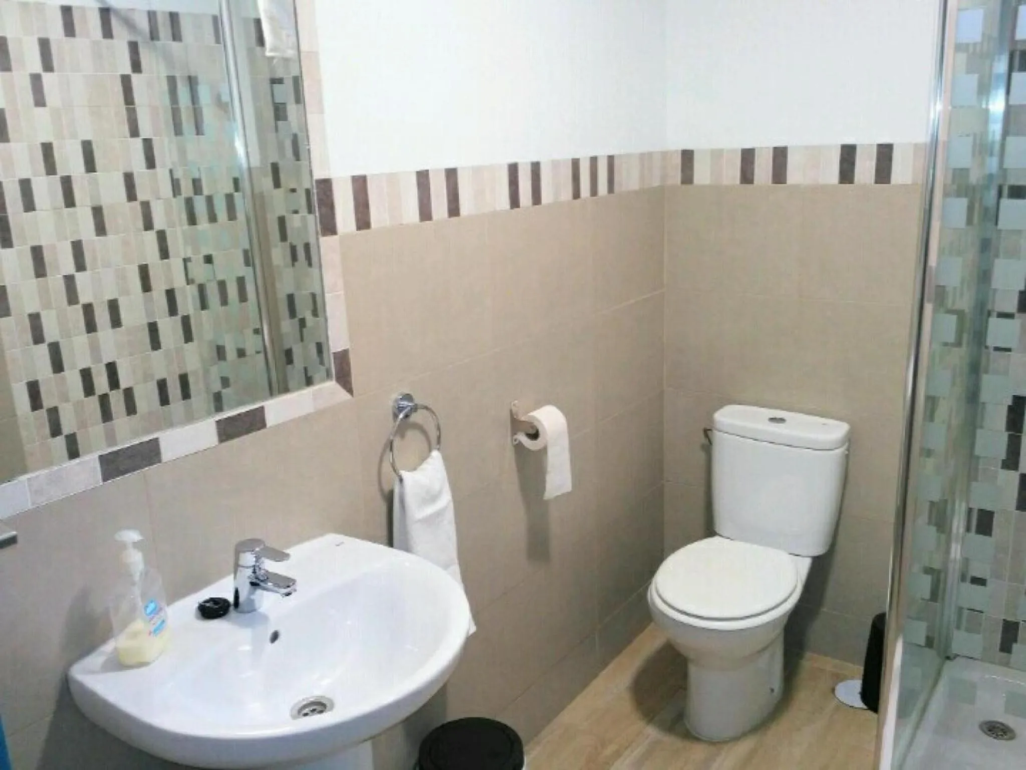 Shower in Pensión La Montoreña