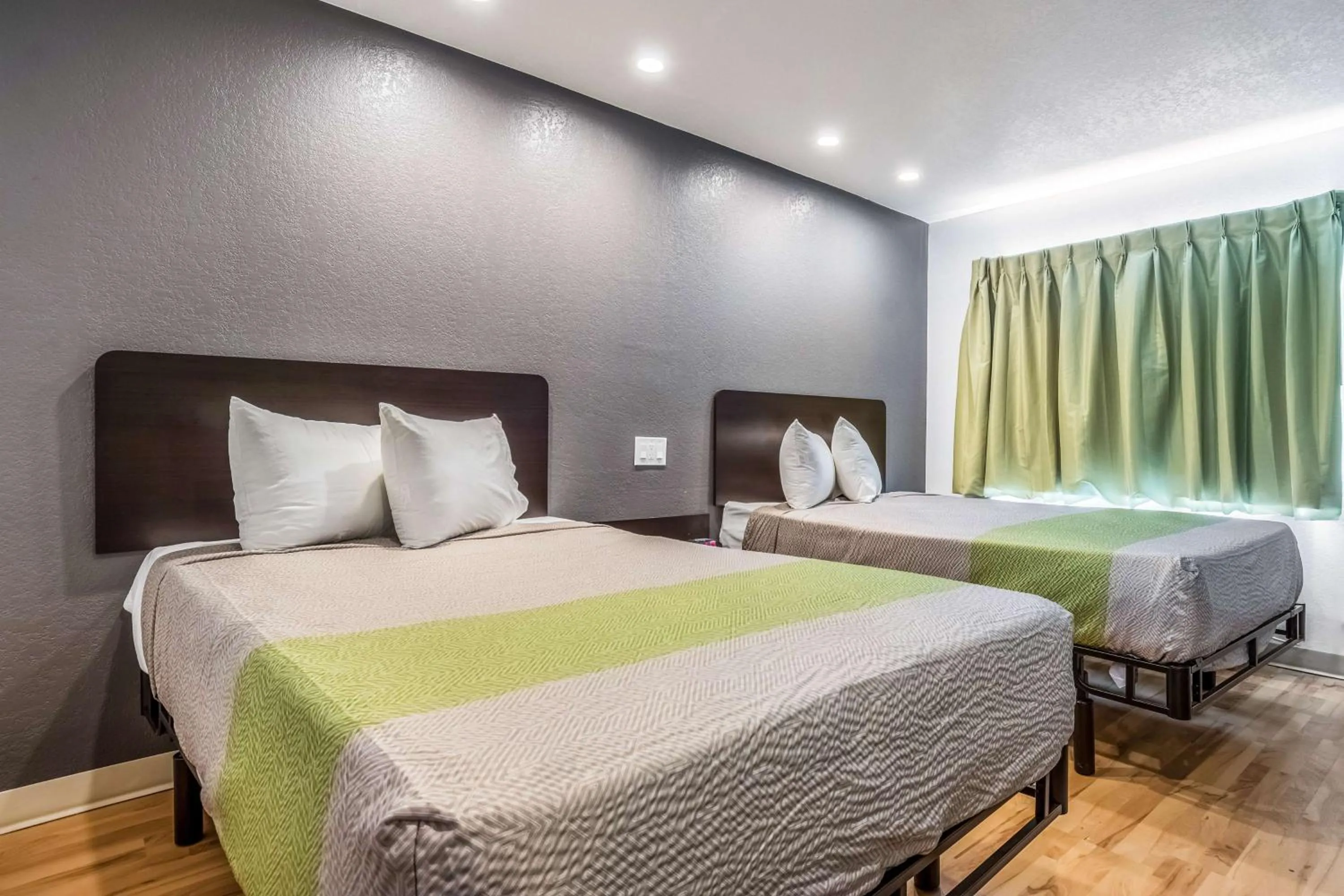 Photo of the whole room, Bed in Studio 6-Buttonwillow, CA