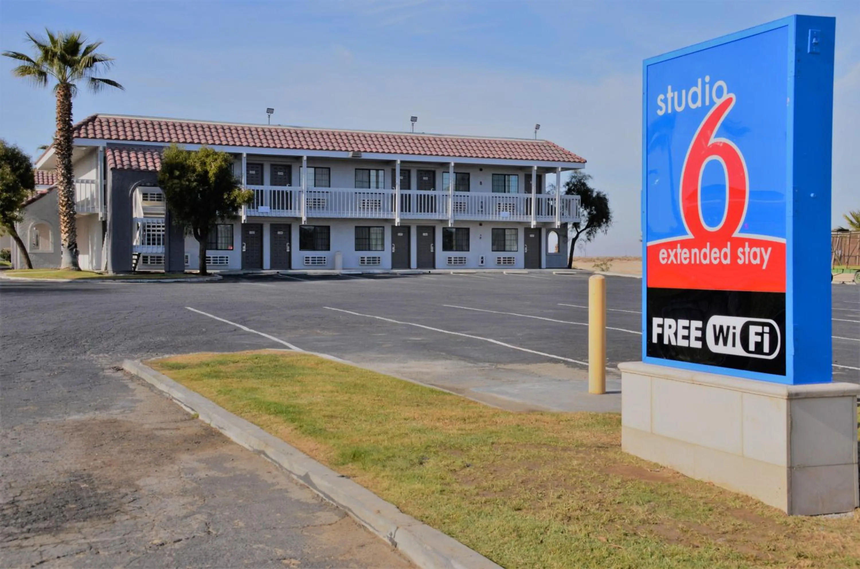 Facade/entrance in Studio 6-Buttonwillow, CA
