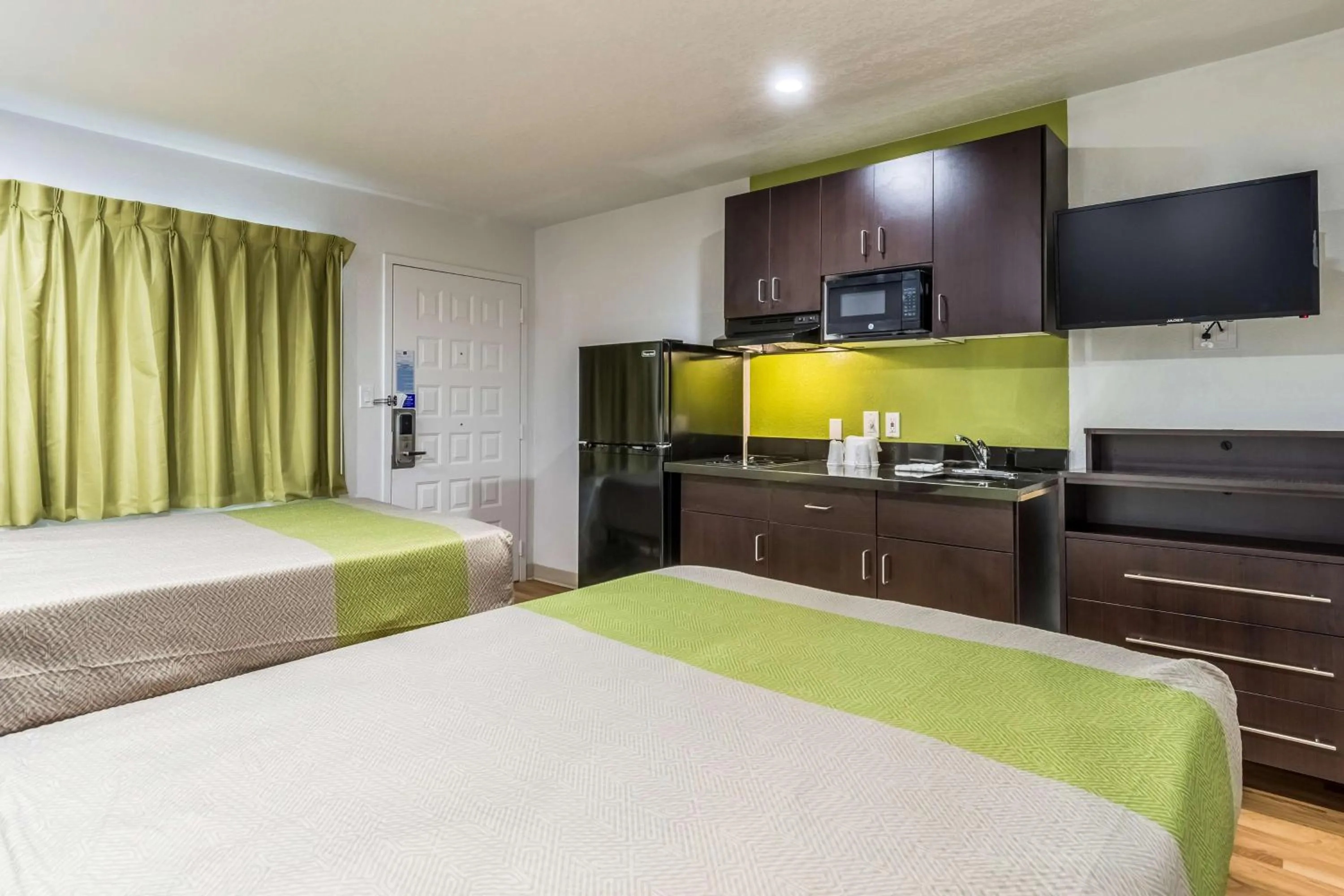 TV and multimedia, Bed in Studio 6-Buttonwillow, CA