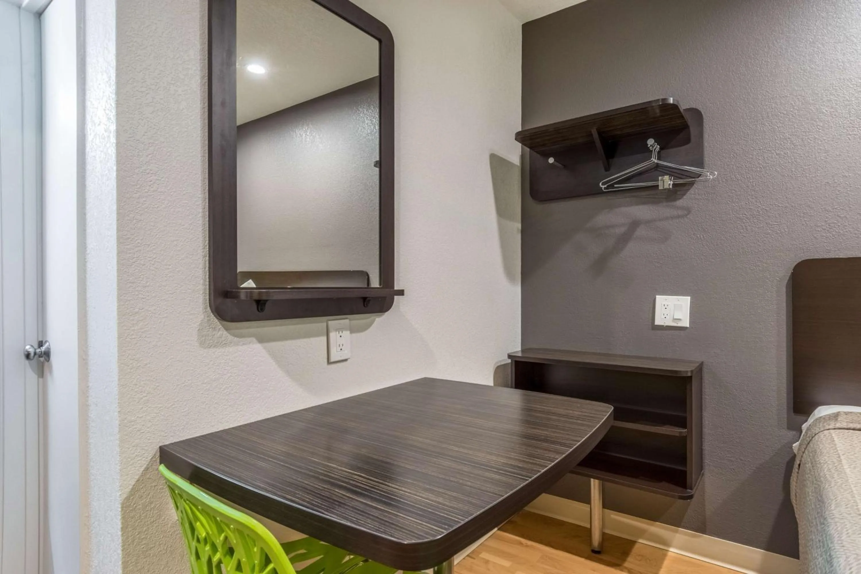 Photo of the whole room in Studio 6-Buttonwillow, CA