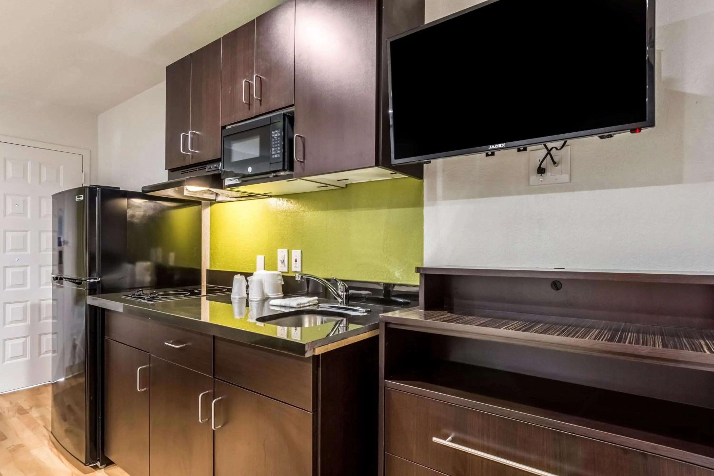 TV and multimedia in Studio 6-Buttonwillow, CA