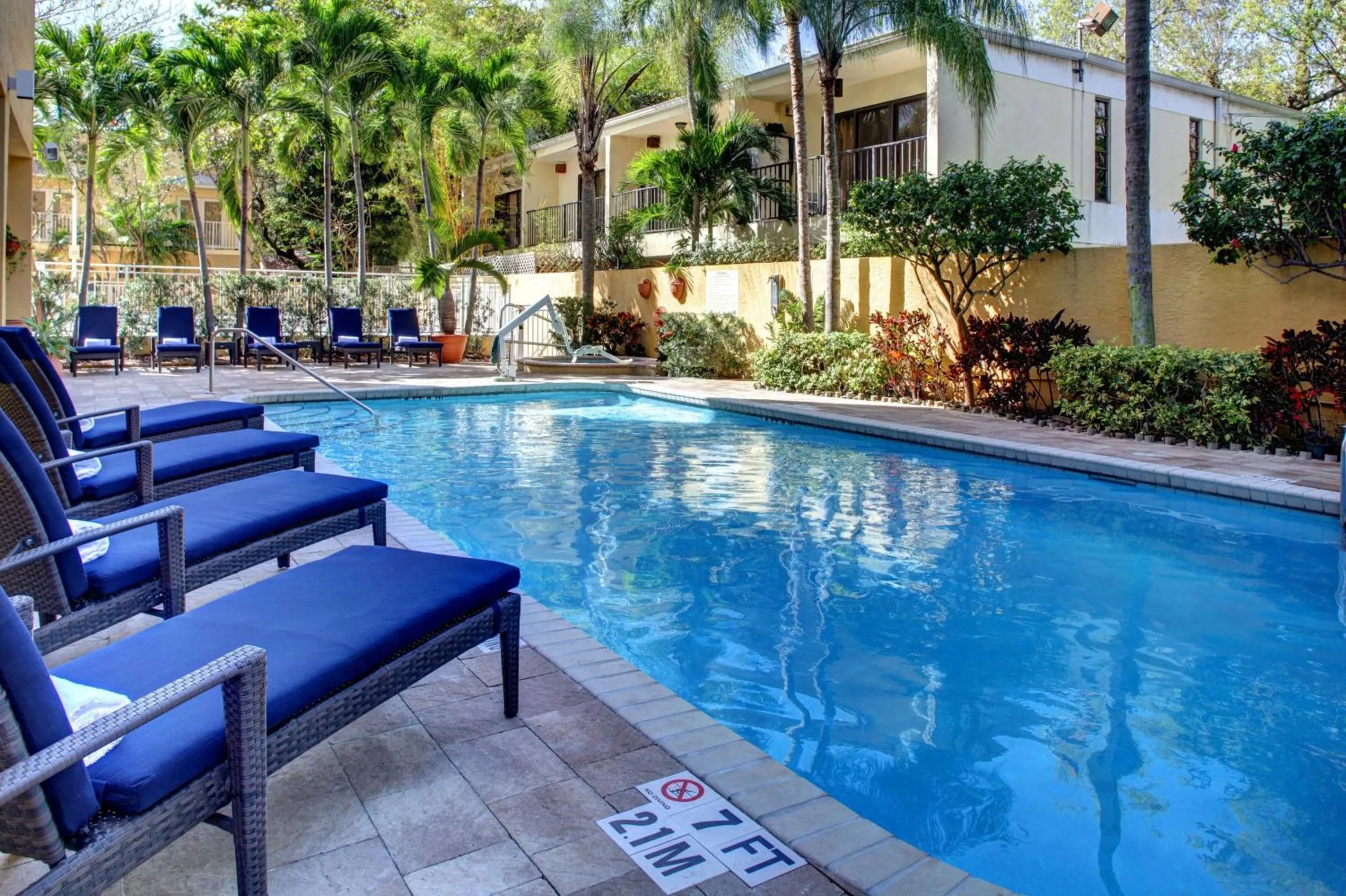 Pool view in Hampton Inn Miami-Coconut Grove/Coral Gables