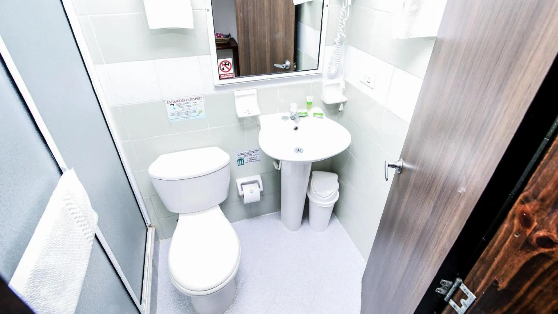 Bathroom in Hotel Portobelo Convention Center