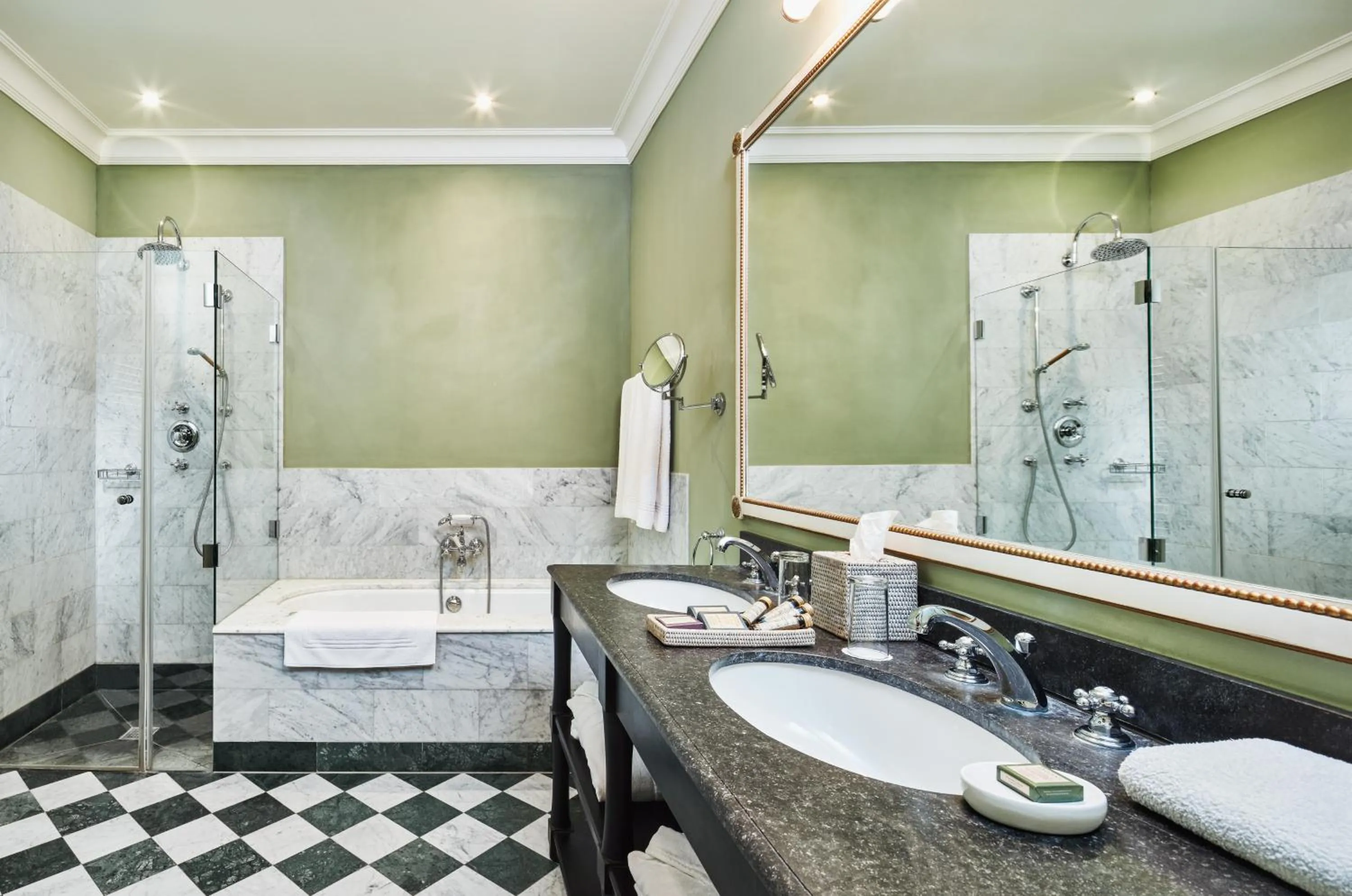 Shower in Hotel Château Bela