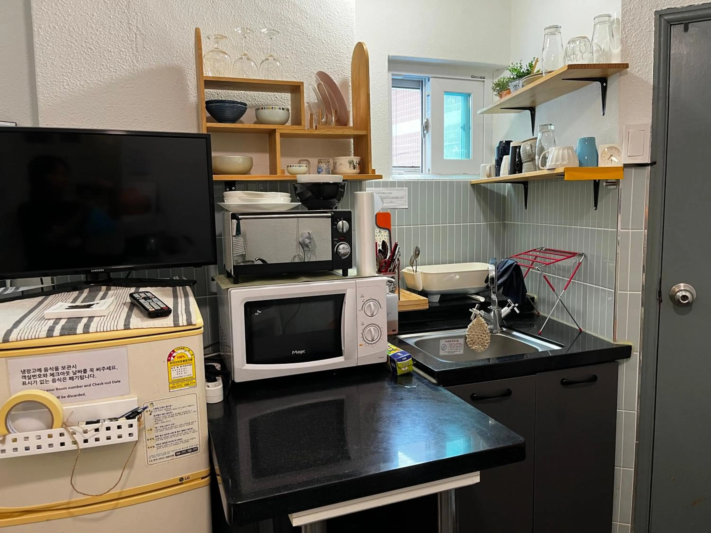 Kitchen or kitchenette in Dante House