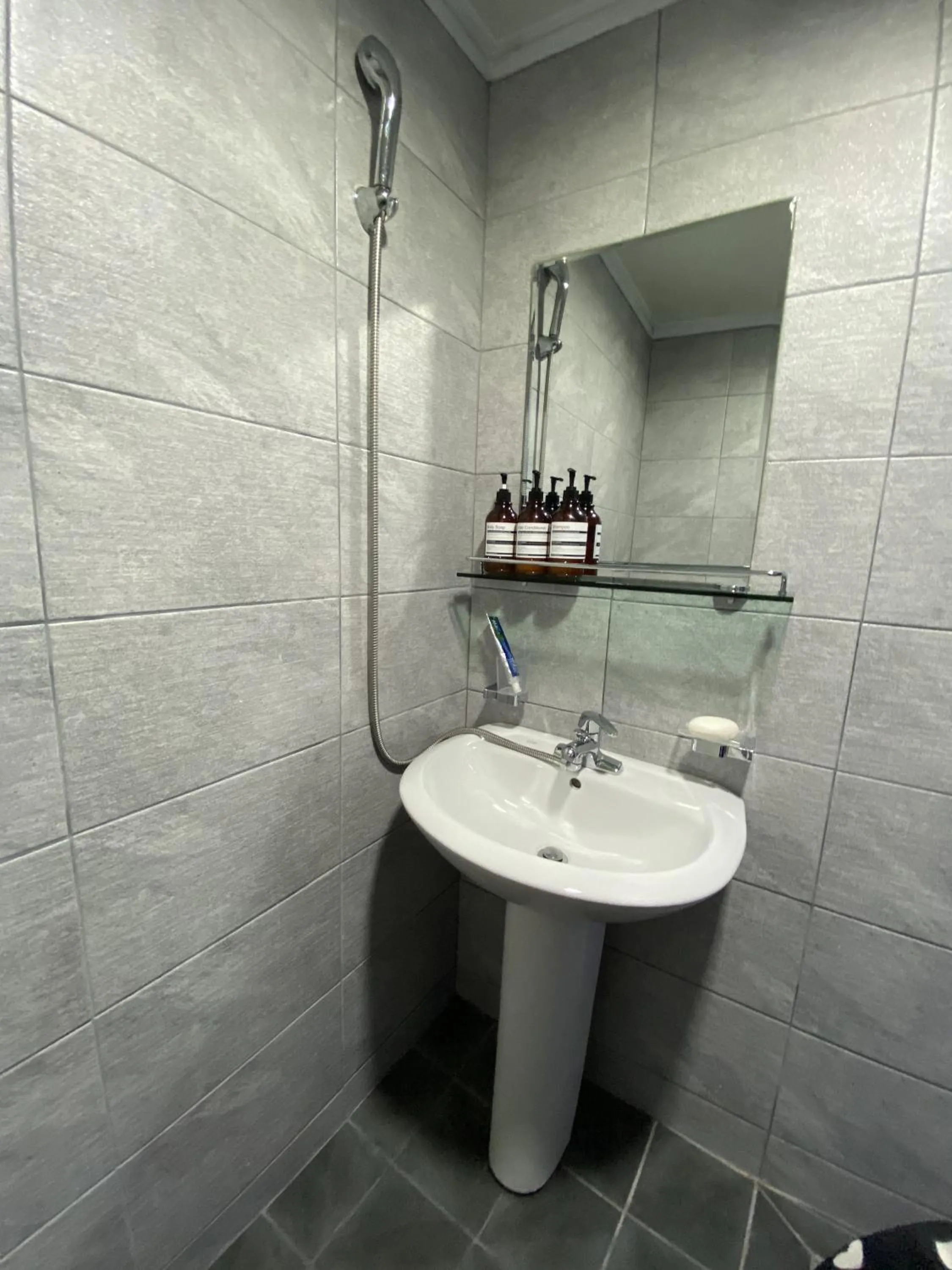 Bathroom in Dante House