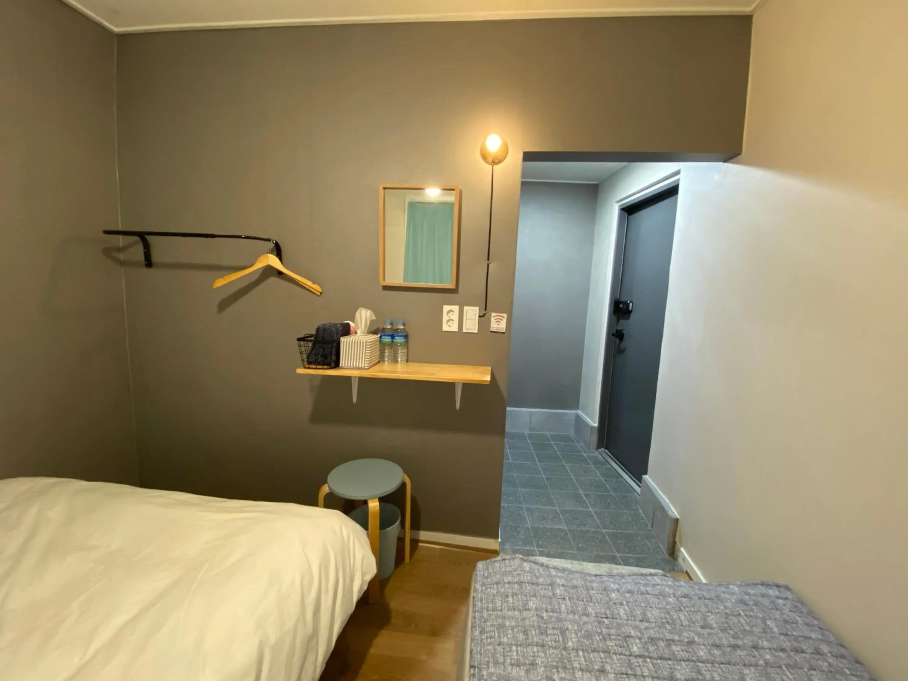 Photo of the whole room, Bed in Dante House