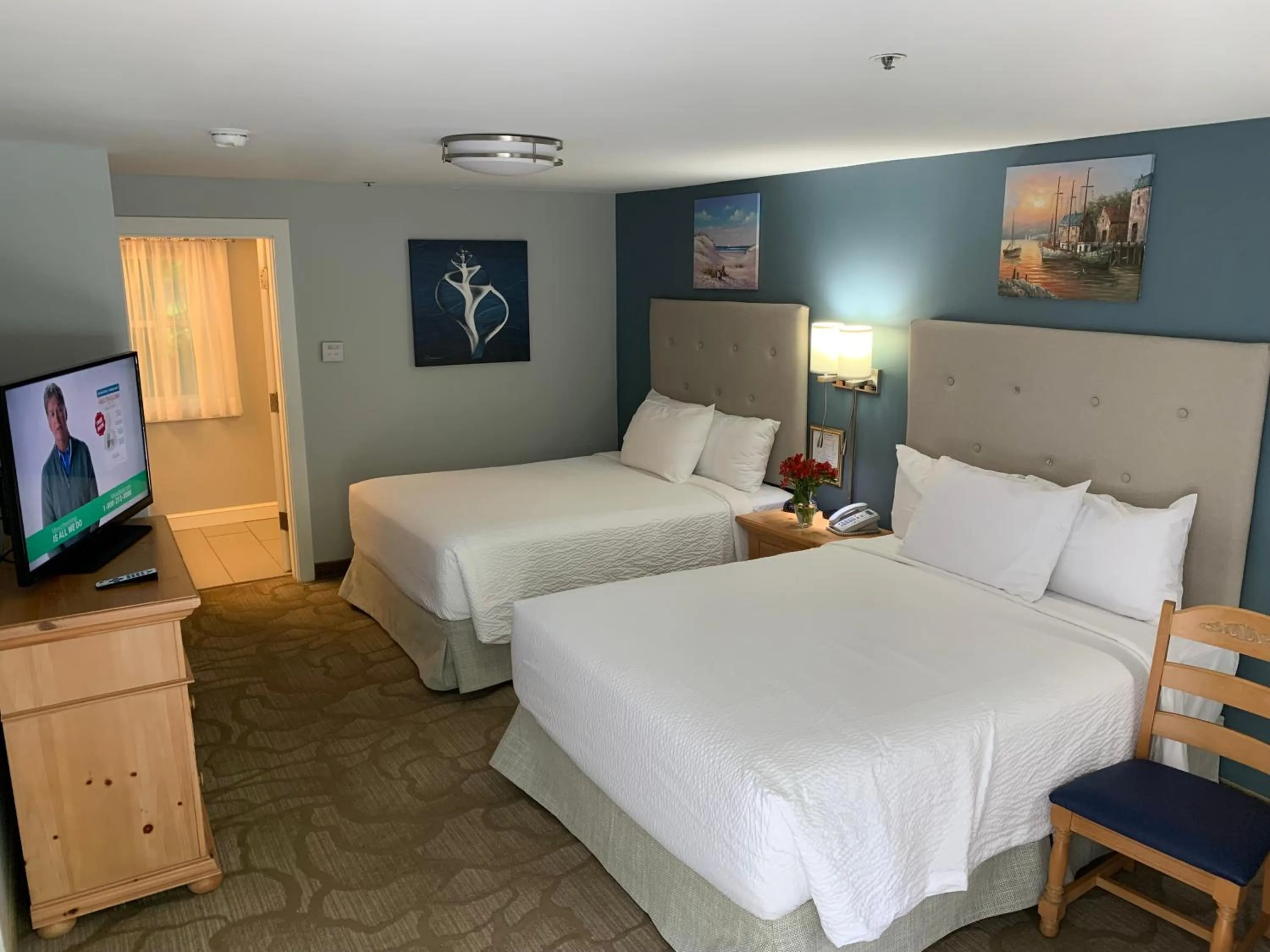 Photo of the whole room, Bed in The Lodge at Turbat's Creek
