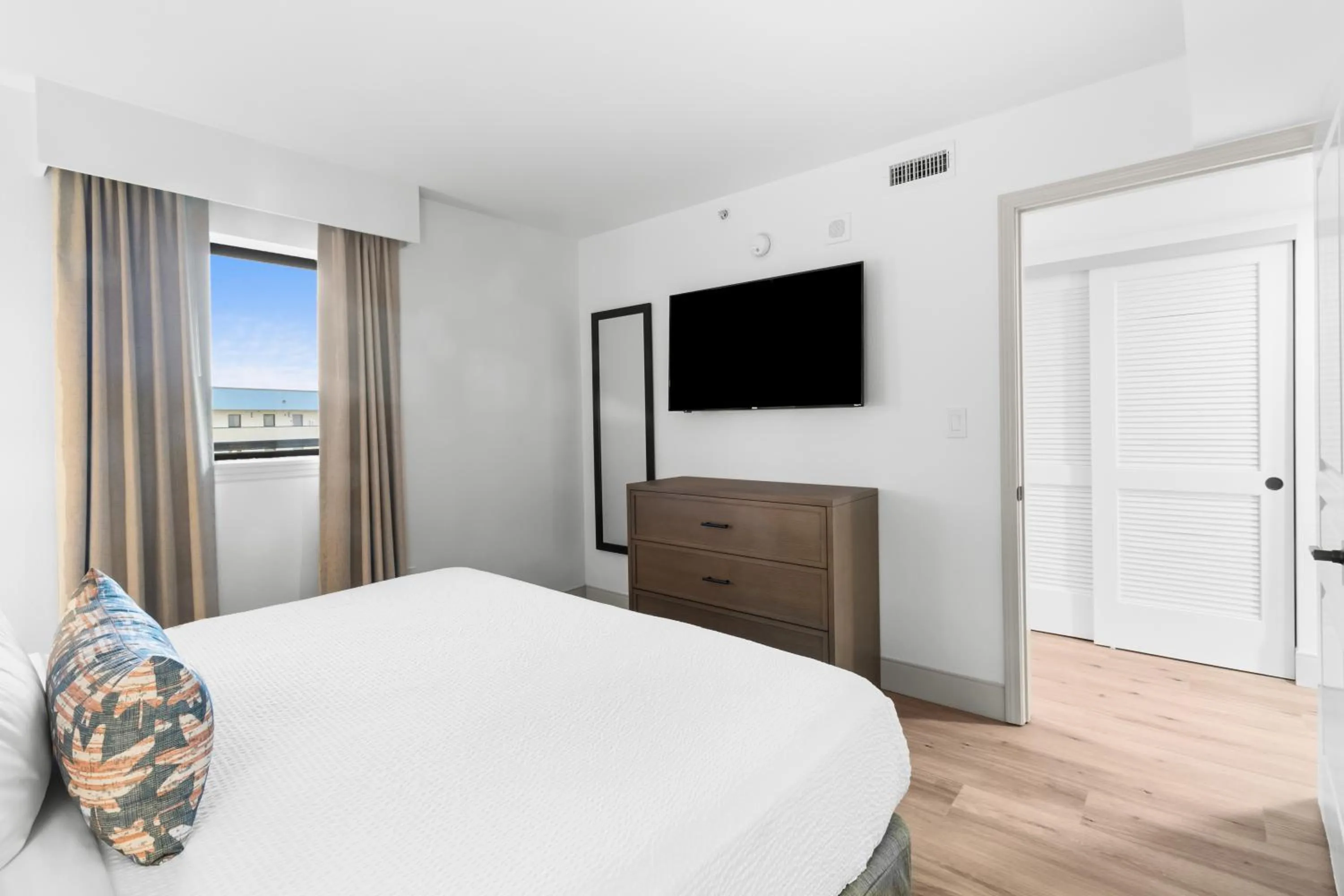 Bedroom, Bed in Ocean Reef Resort