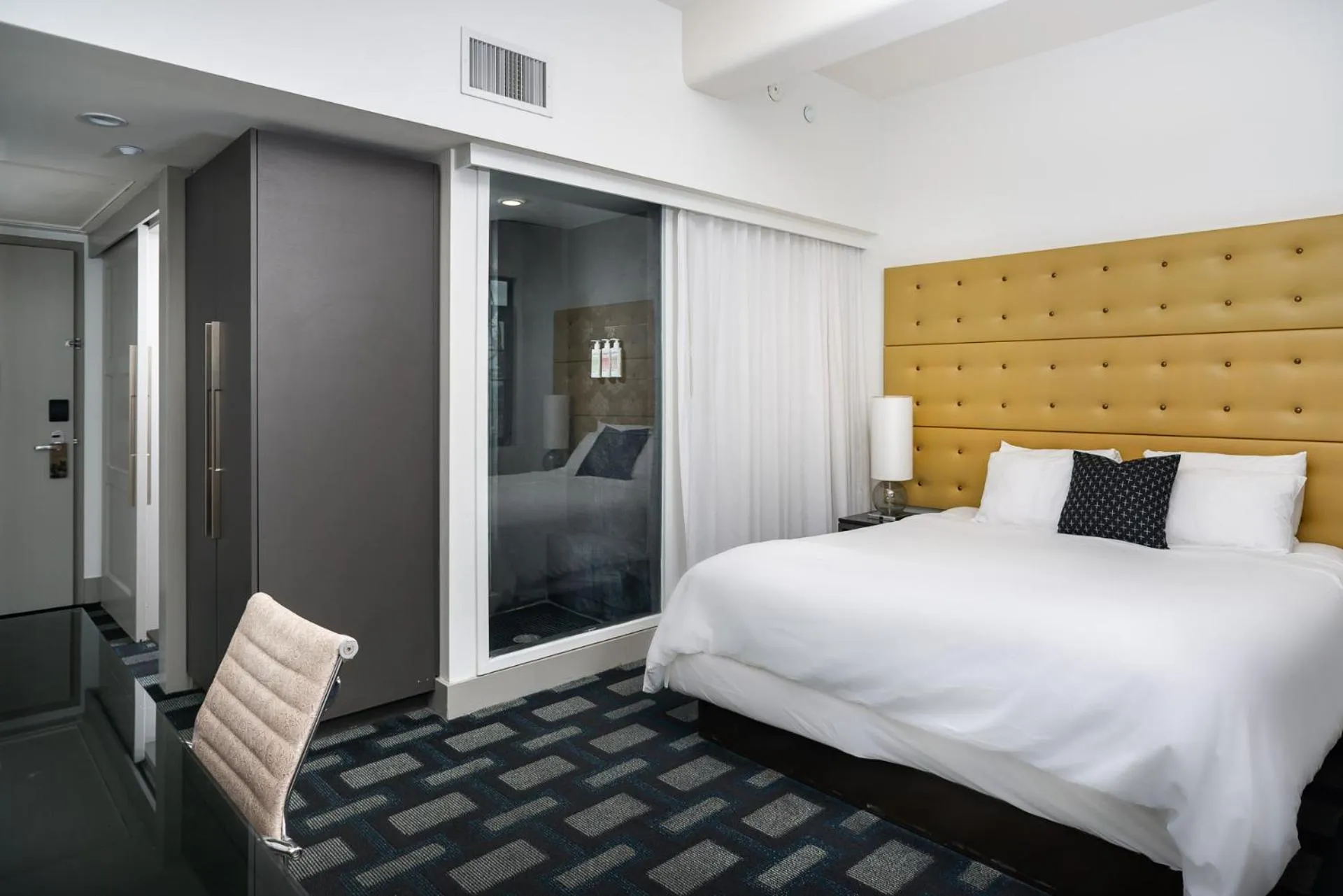 Bedroom, Bed in Padre Hotel