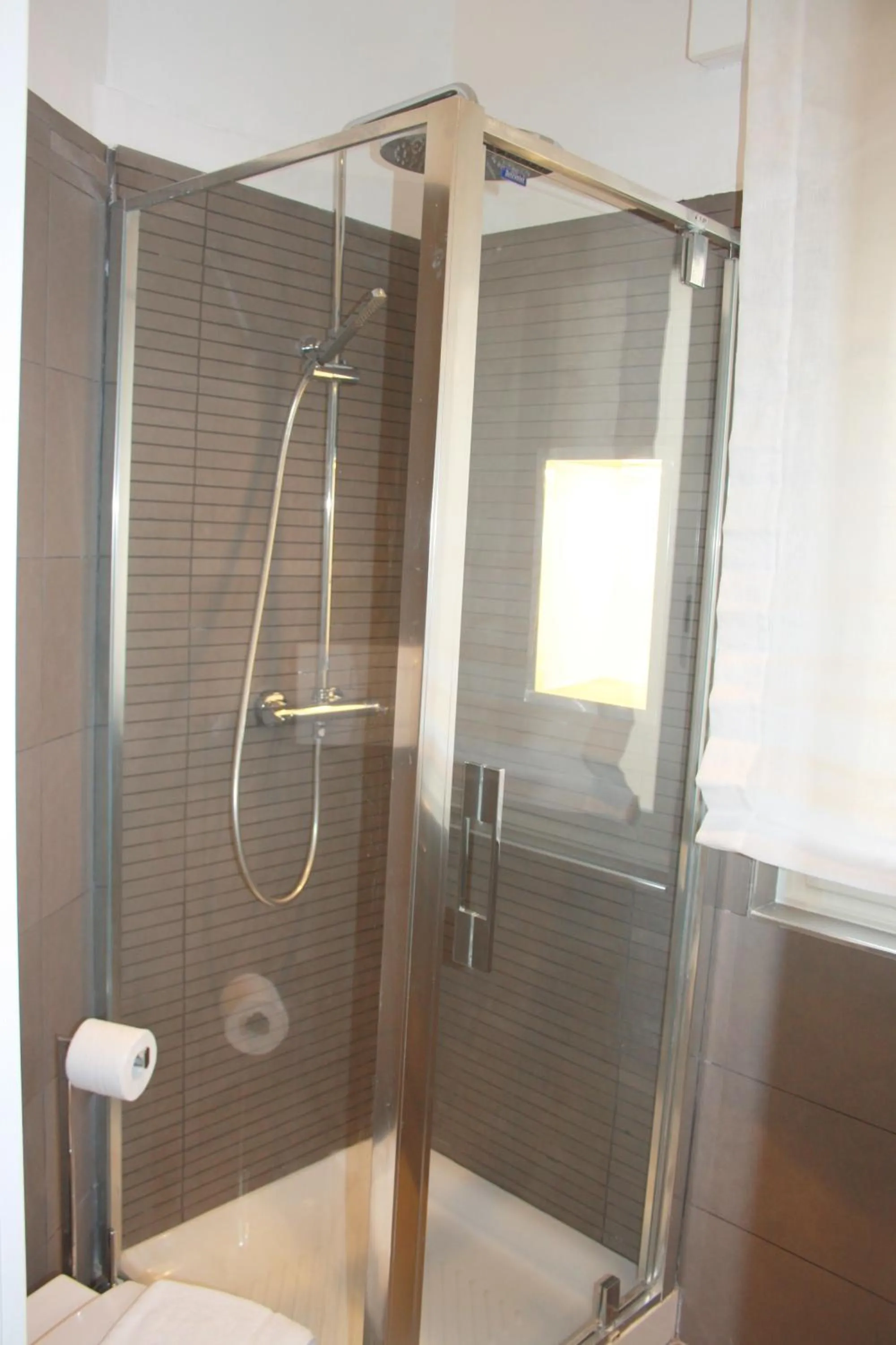 Shower in LA LOCANDA DELL'ARTE-DE GASPERI