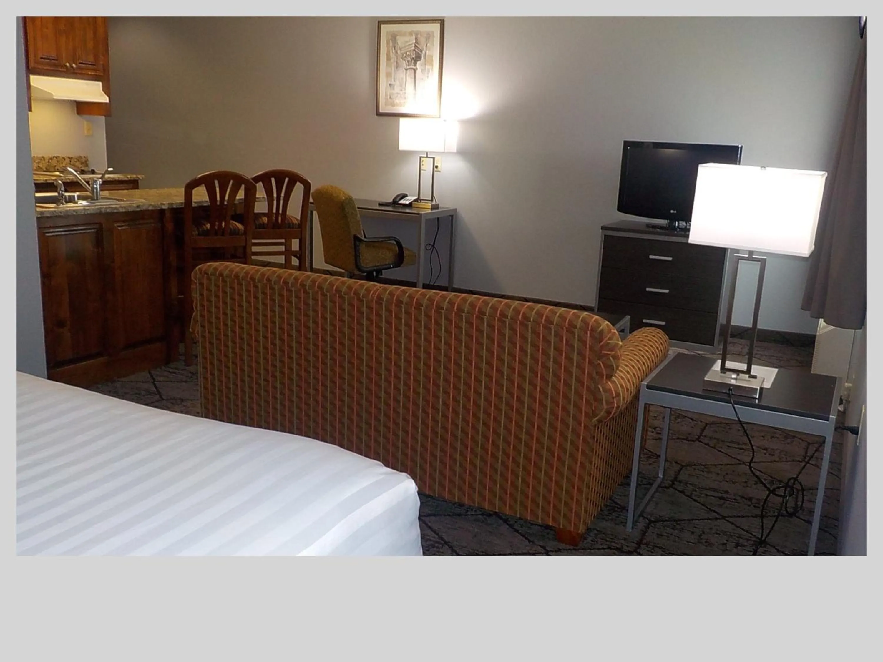 Seating area, Bed in SureStay Plus Hotel by Best Western Warner Robins AFB