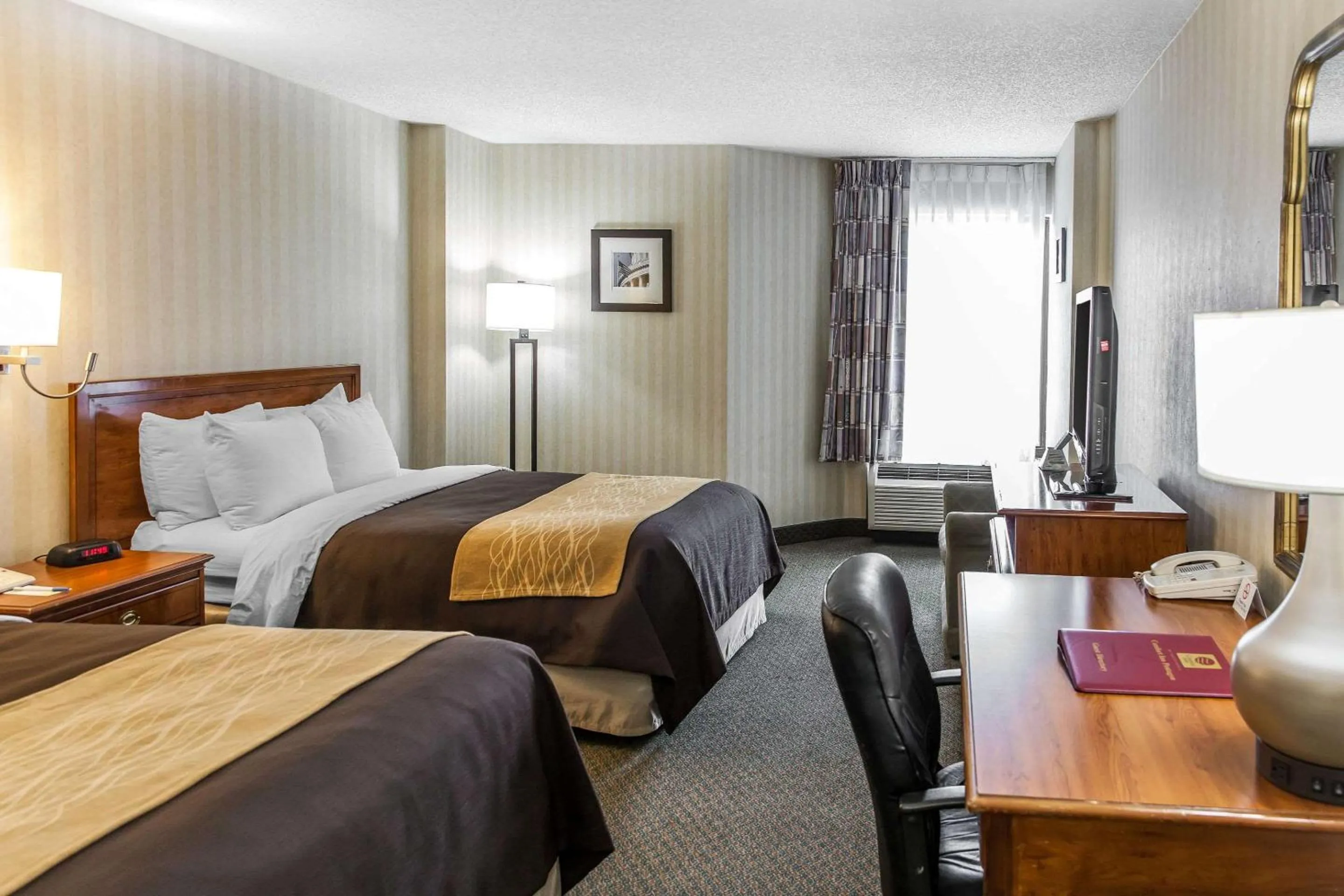 Photo of the whole room, Bed in Comfort Inn Pentagon City