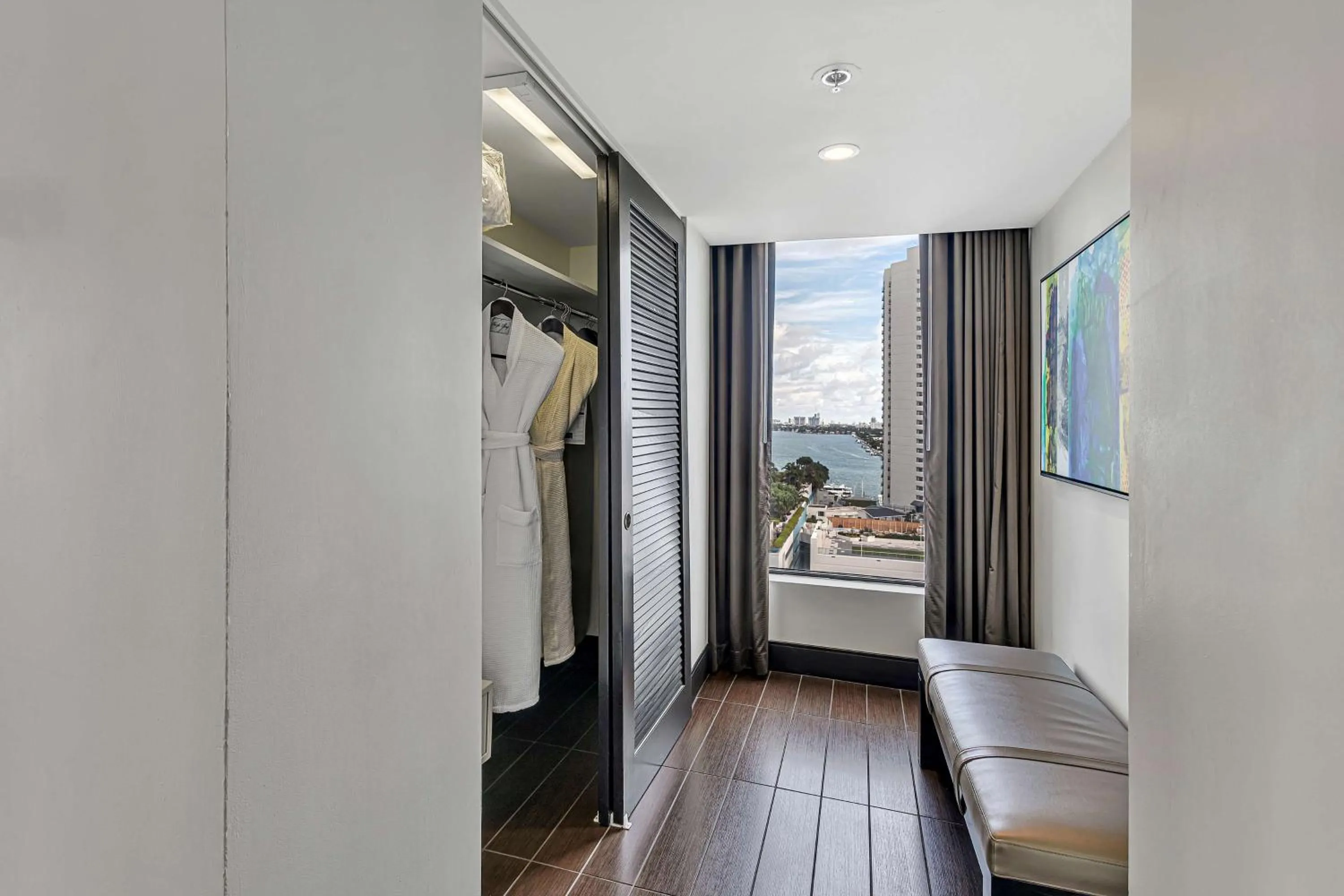 Photo of the whole room, Bed in Hilton Miami Downtown