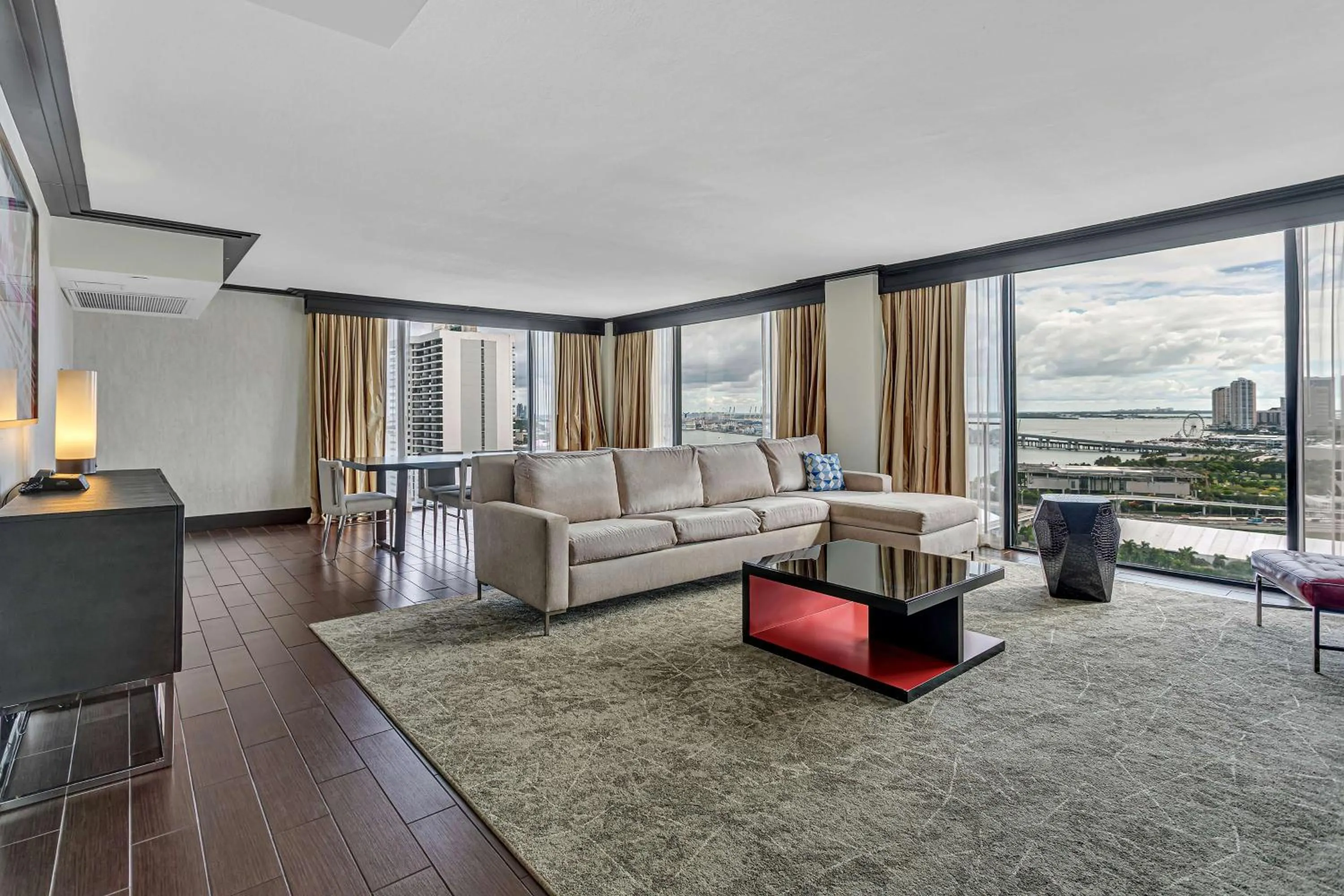 Living room in Hilton Miami Downtown
