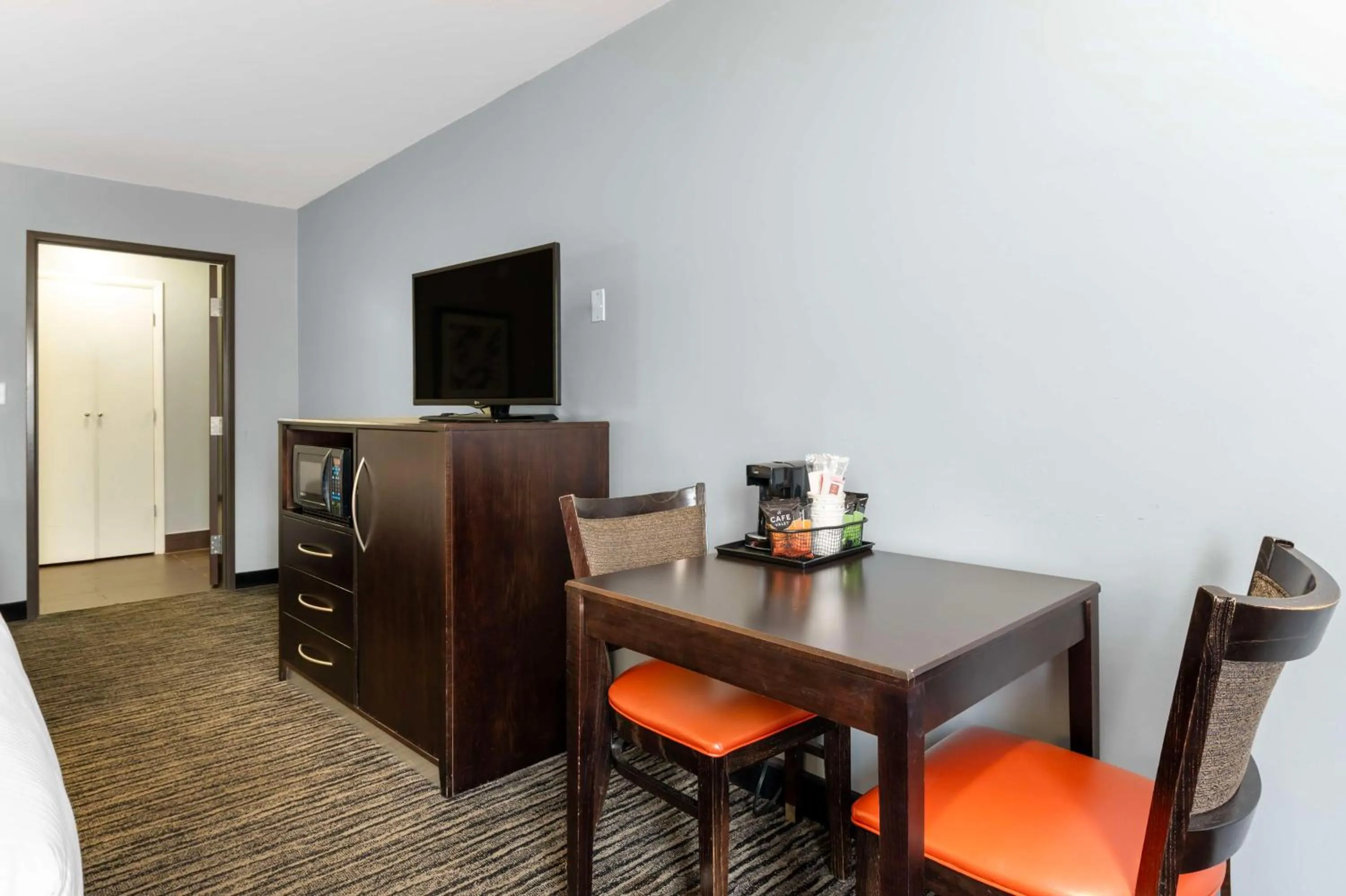 Bedroom in Best Western University Inn at Valparaiso