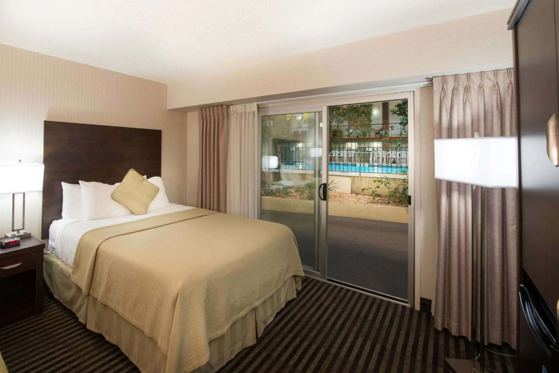 Patio, Bed in Victoria Inn Hotel & Convention Centre Brandon