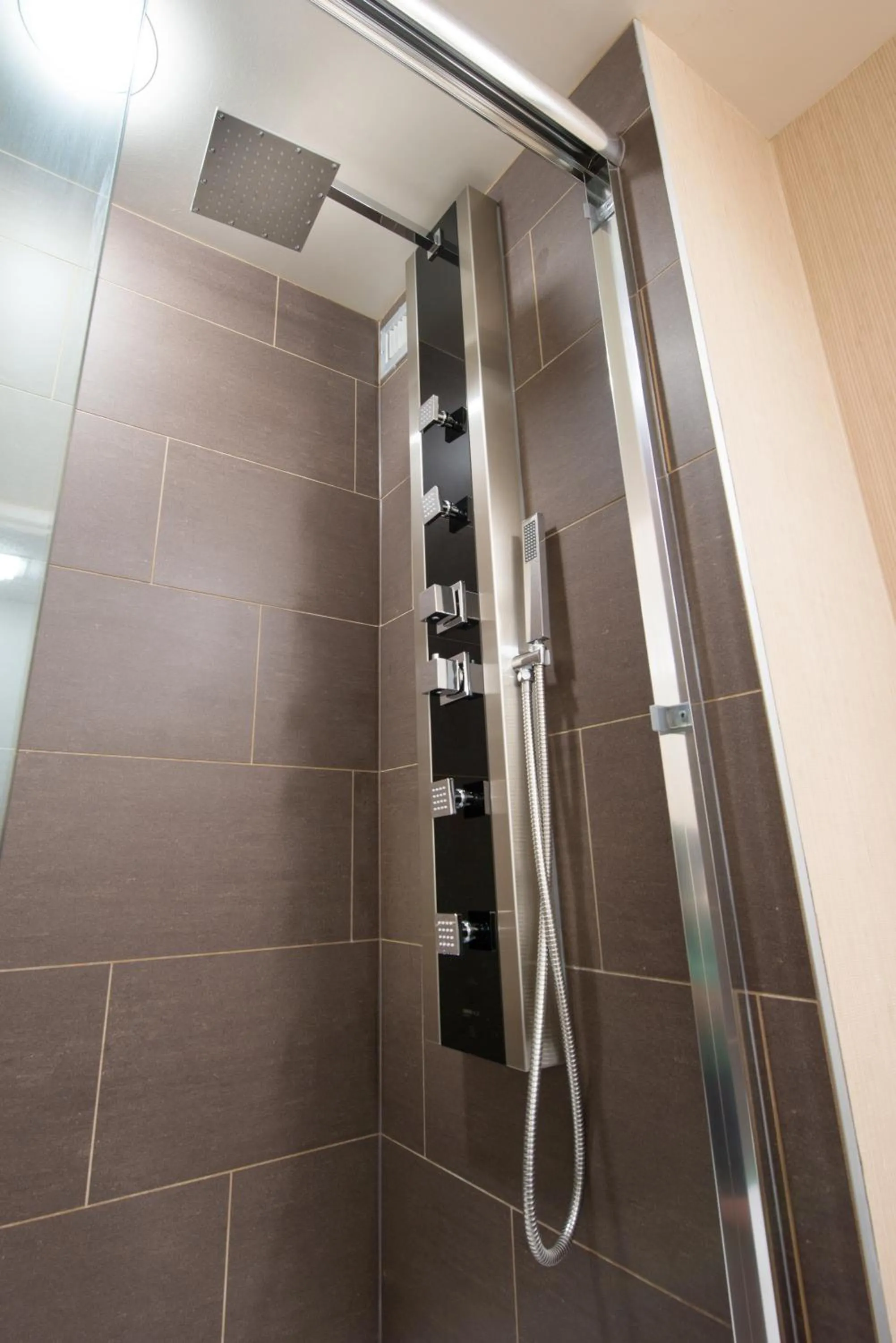 Shower in Victoria Inn Hotel & Convention Centre Brandon