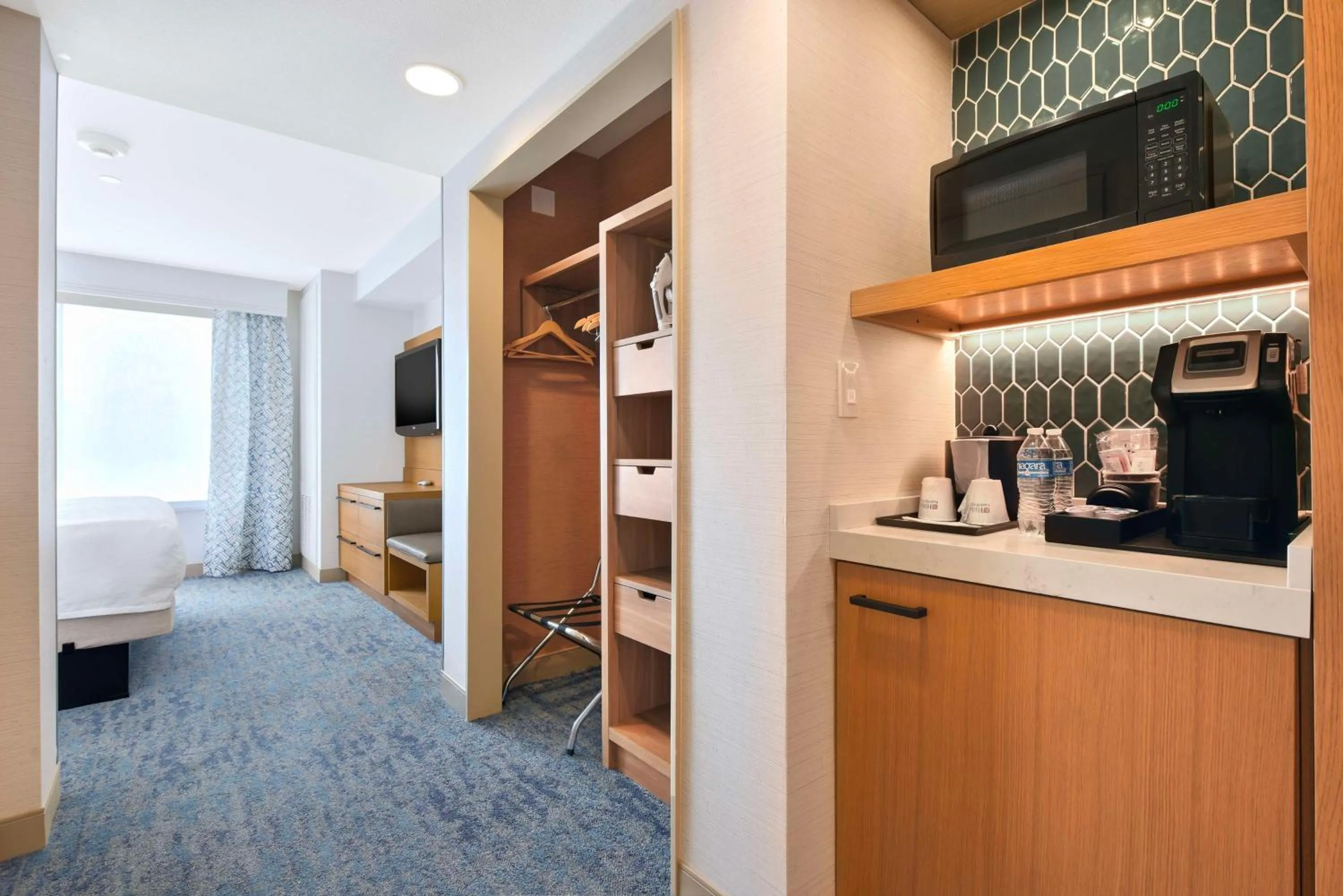 Photo of the whole room, Bed in Hilton Garden Inn LAX - El Segundo