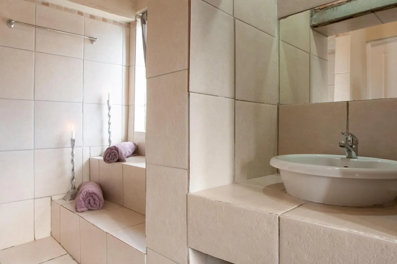 Bathroom in Bedrock Guest Studios